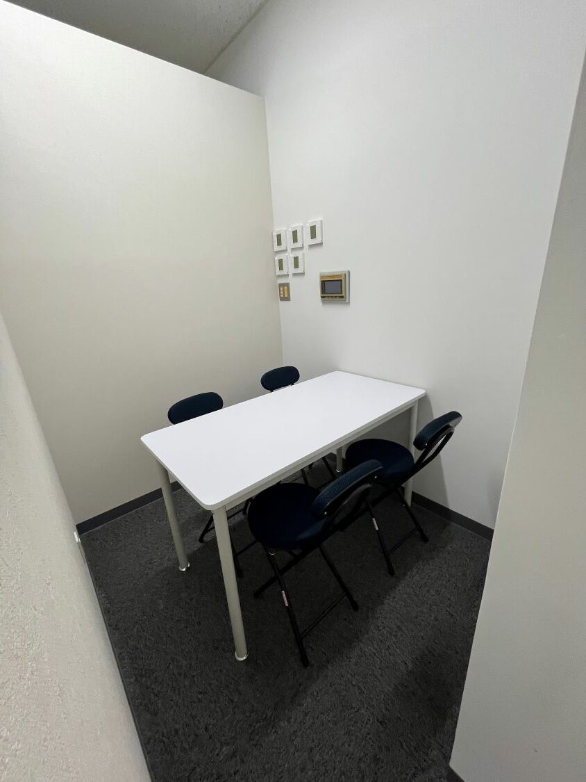 共有部_会議室。月10時間まで無料で利用可能です。