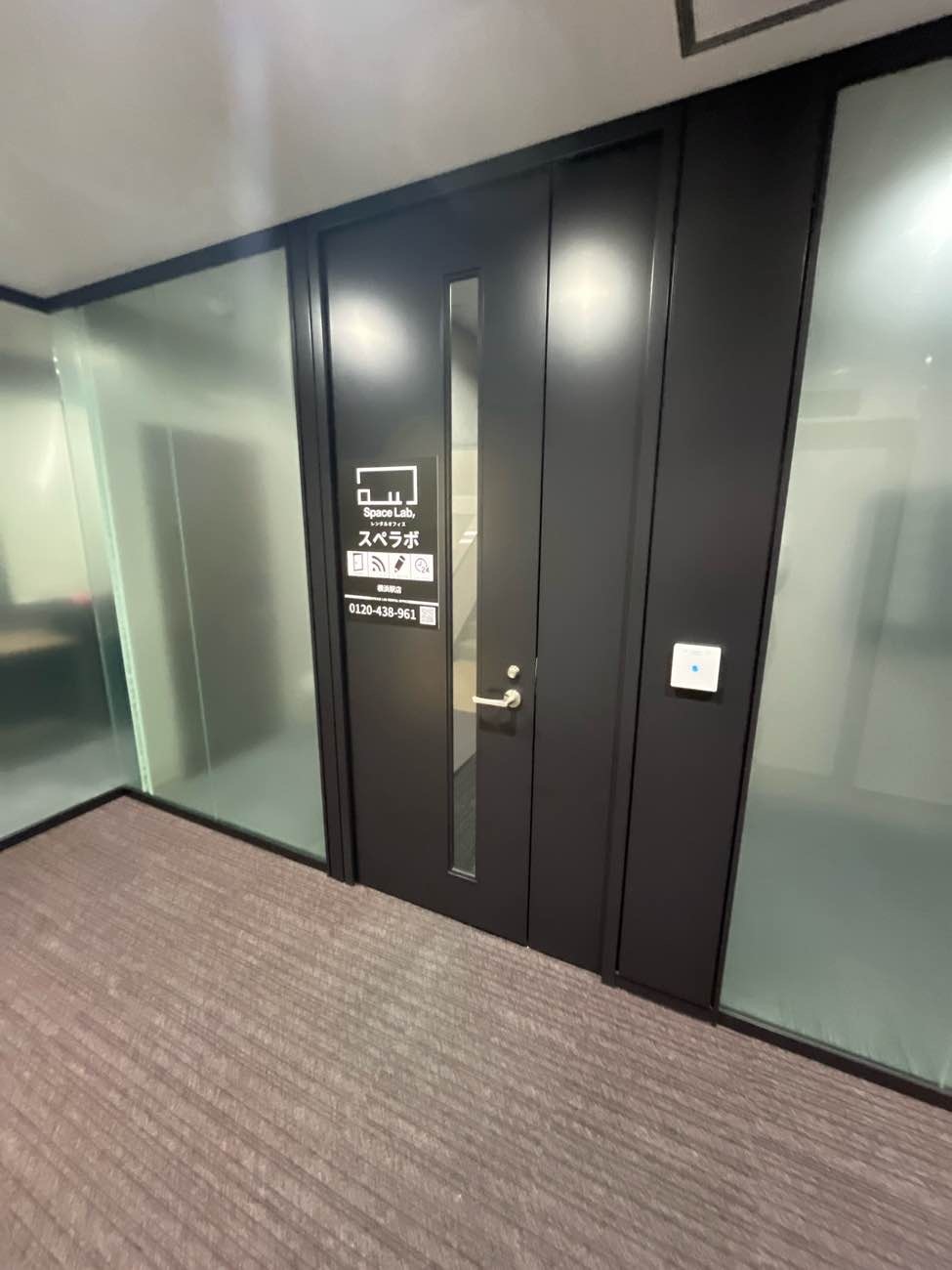 外観_入口。神奈川駅から徒歩5分に位置しています。