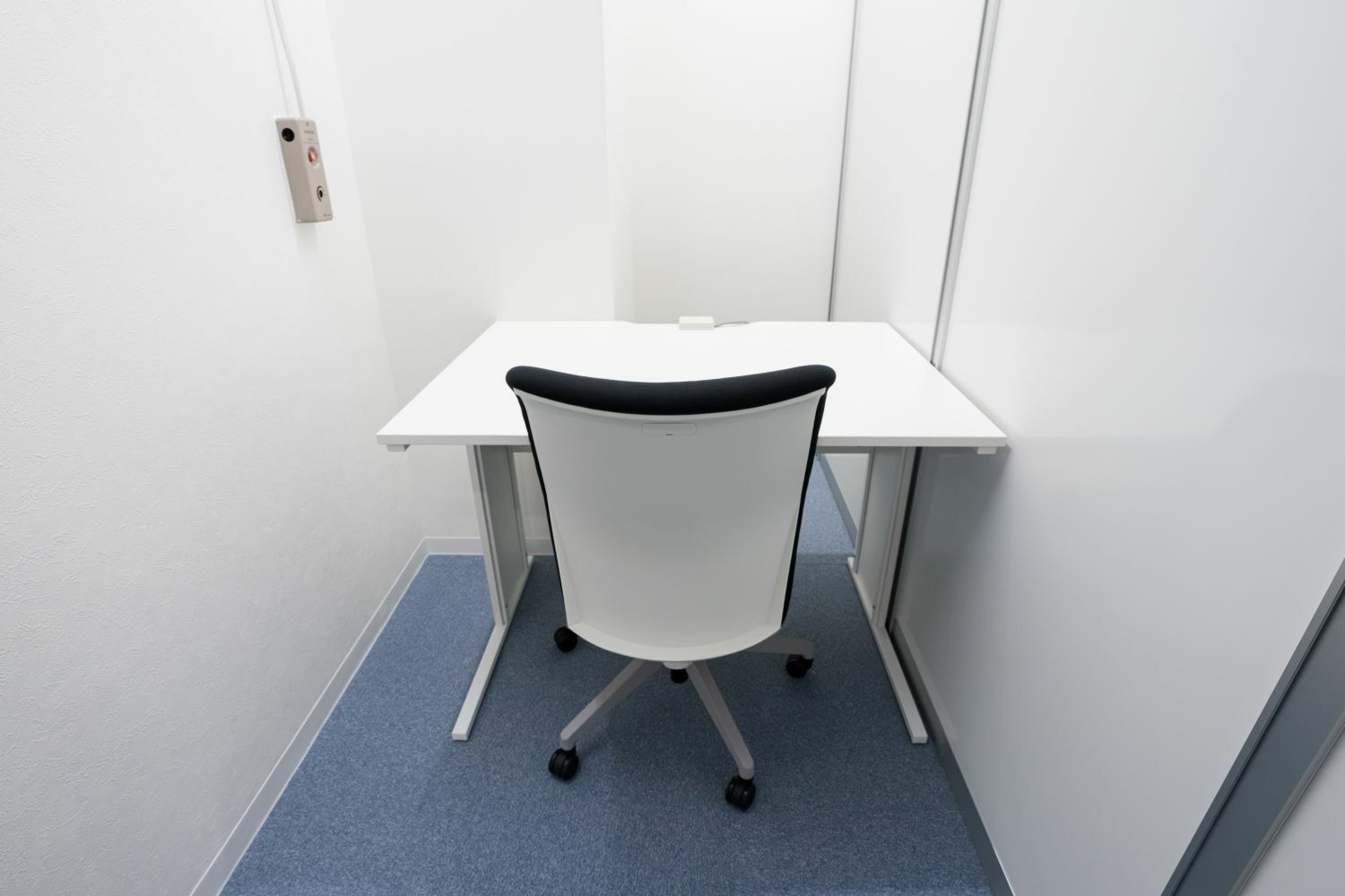 専有部_個室。家具、インターネット環境完備です。