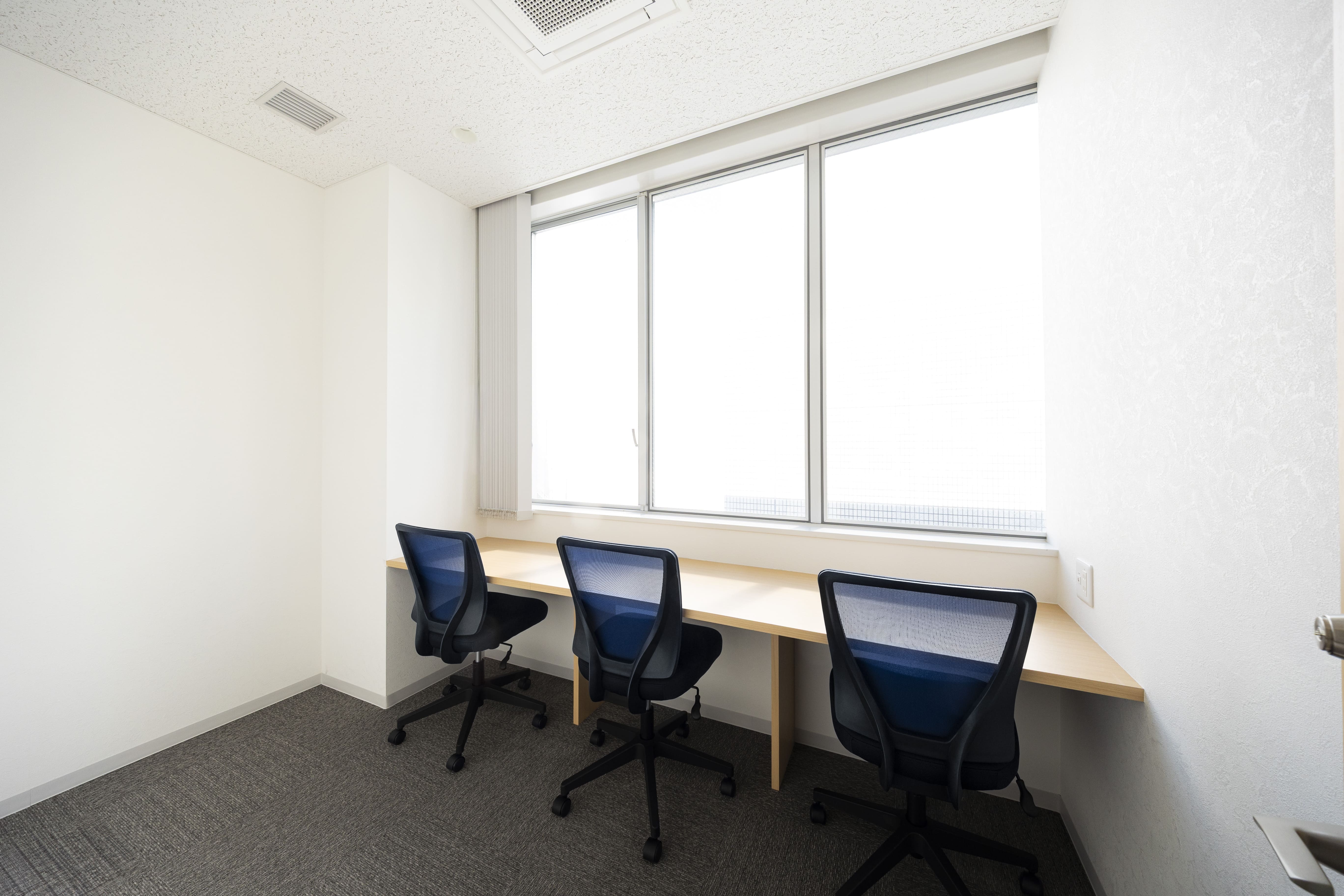 完全個室・家具付きオフィス｜1〜3名用の小規模サイズも。専有部は小さく持ちつつ、共用部を賢く使えば、コスパも◎