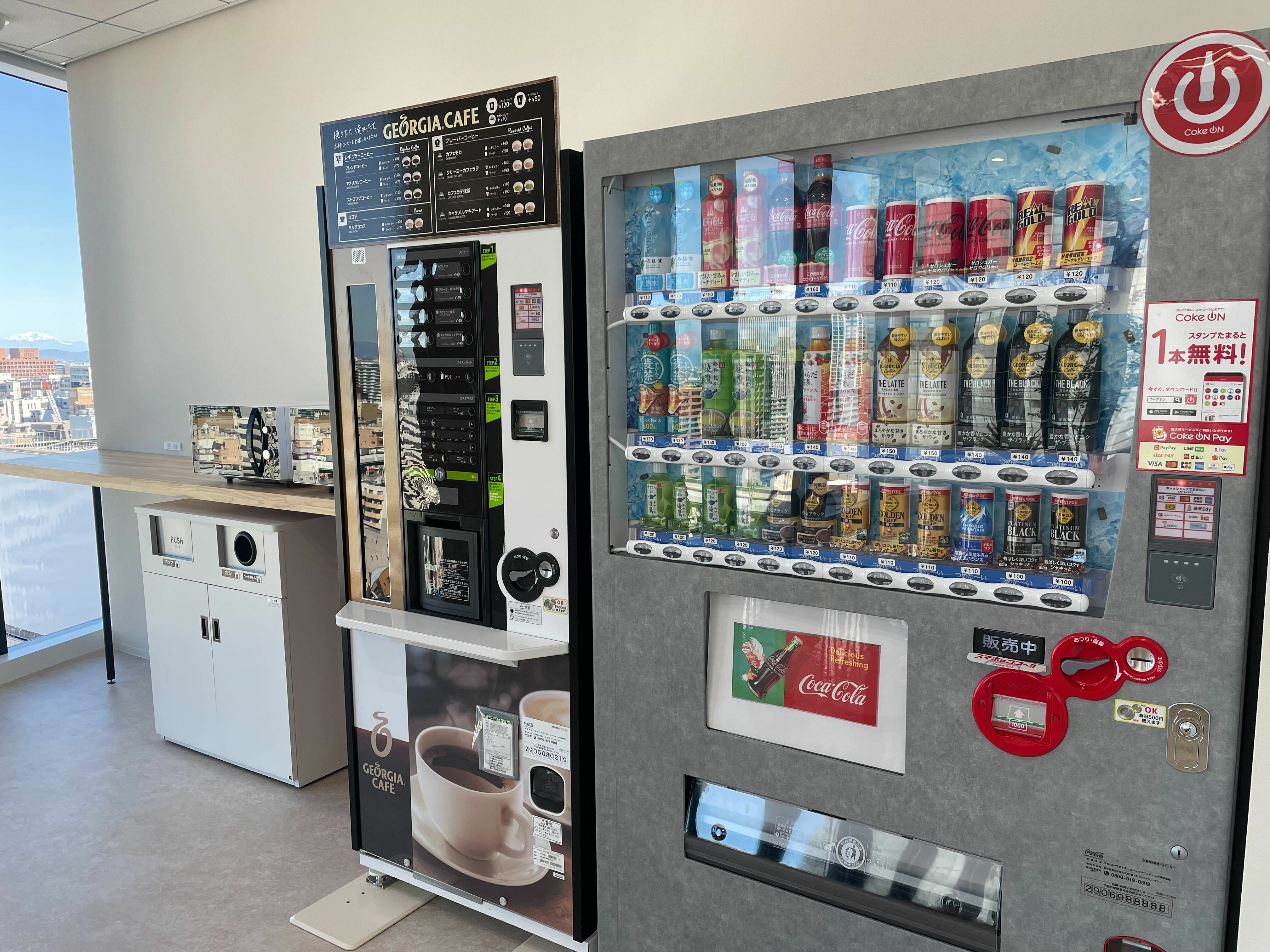 共用部_ビル共用部ラウンジの自動販売機
