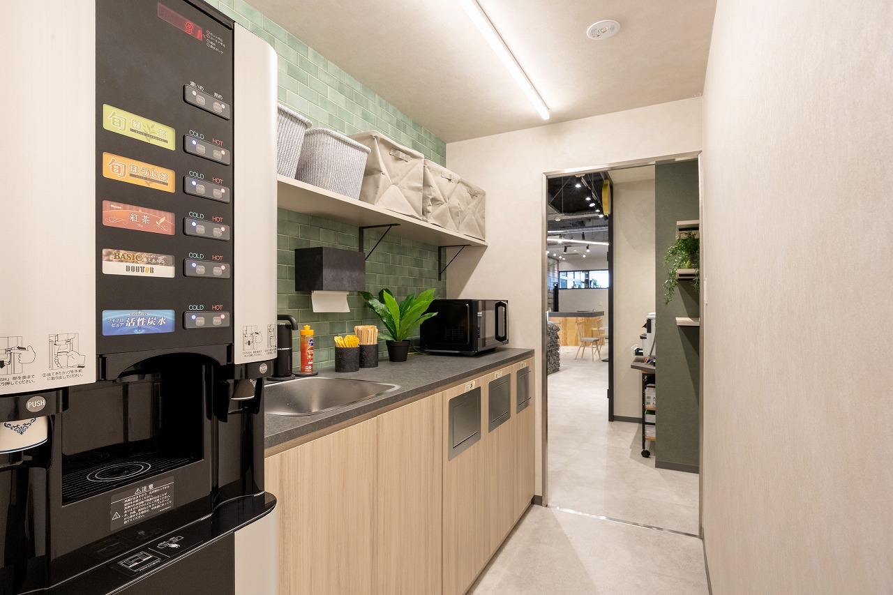 飲み放題のフリードリンクやオフィス備品も自由に利用することができます。