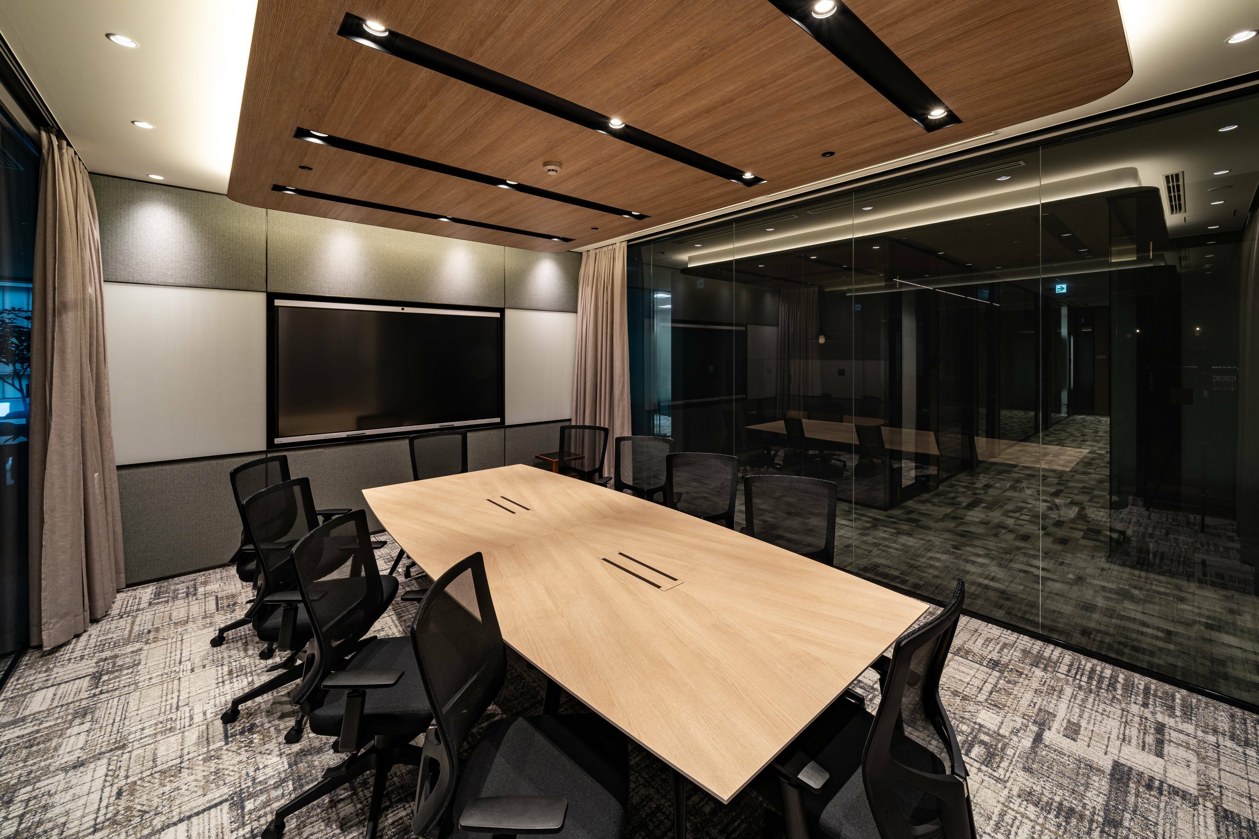 共有部_会議室。来客対応や打ち合わせ、大切な商談におすすめです（有料）。※画像はイメージです。