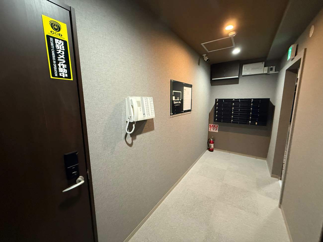 外観_エントランス。ポストが設置されています。