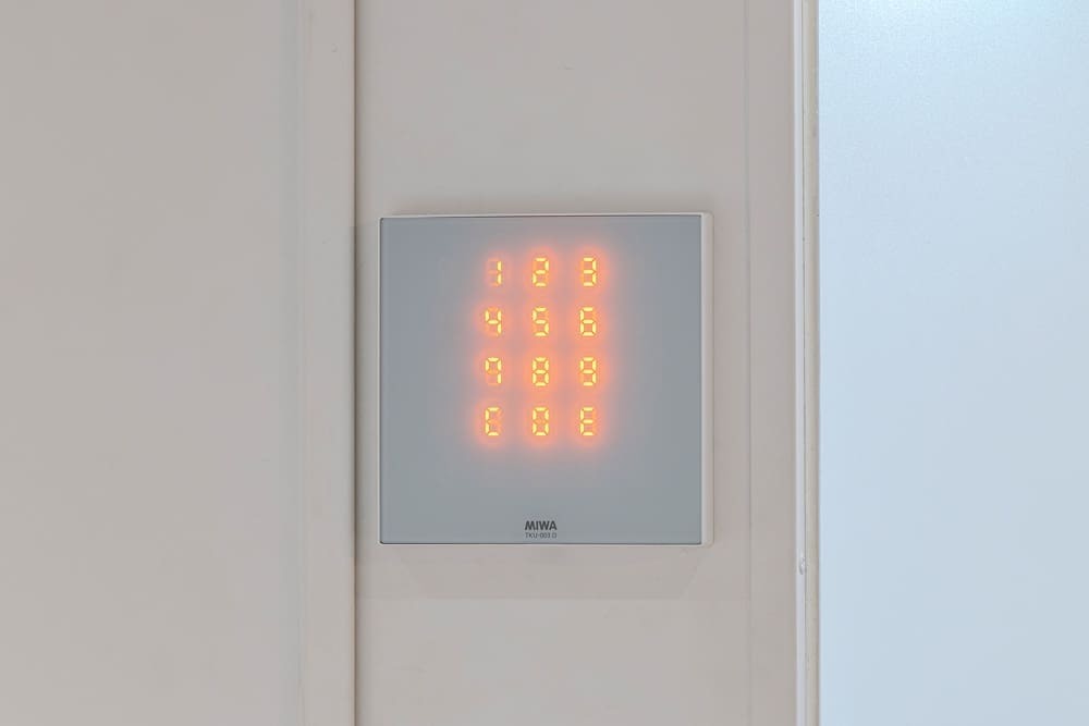 その他_セキュリティドア。暗証番号式のオートロックを採用し、セキュリティ面も安心です。