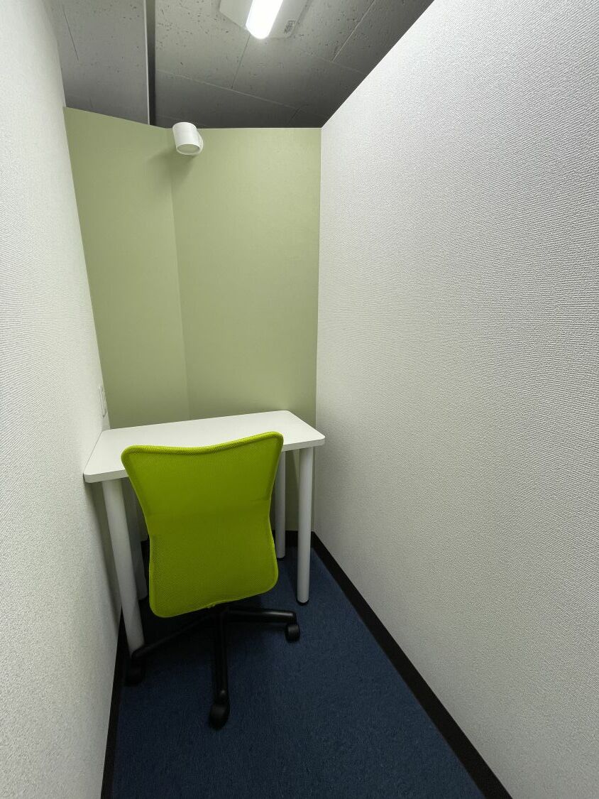 専有部_個室。家具、インターネット環境完備です。