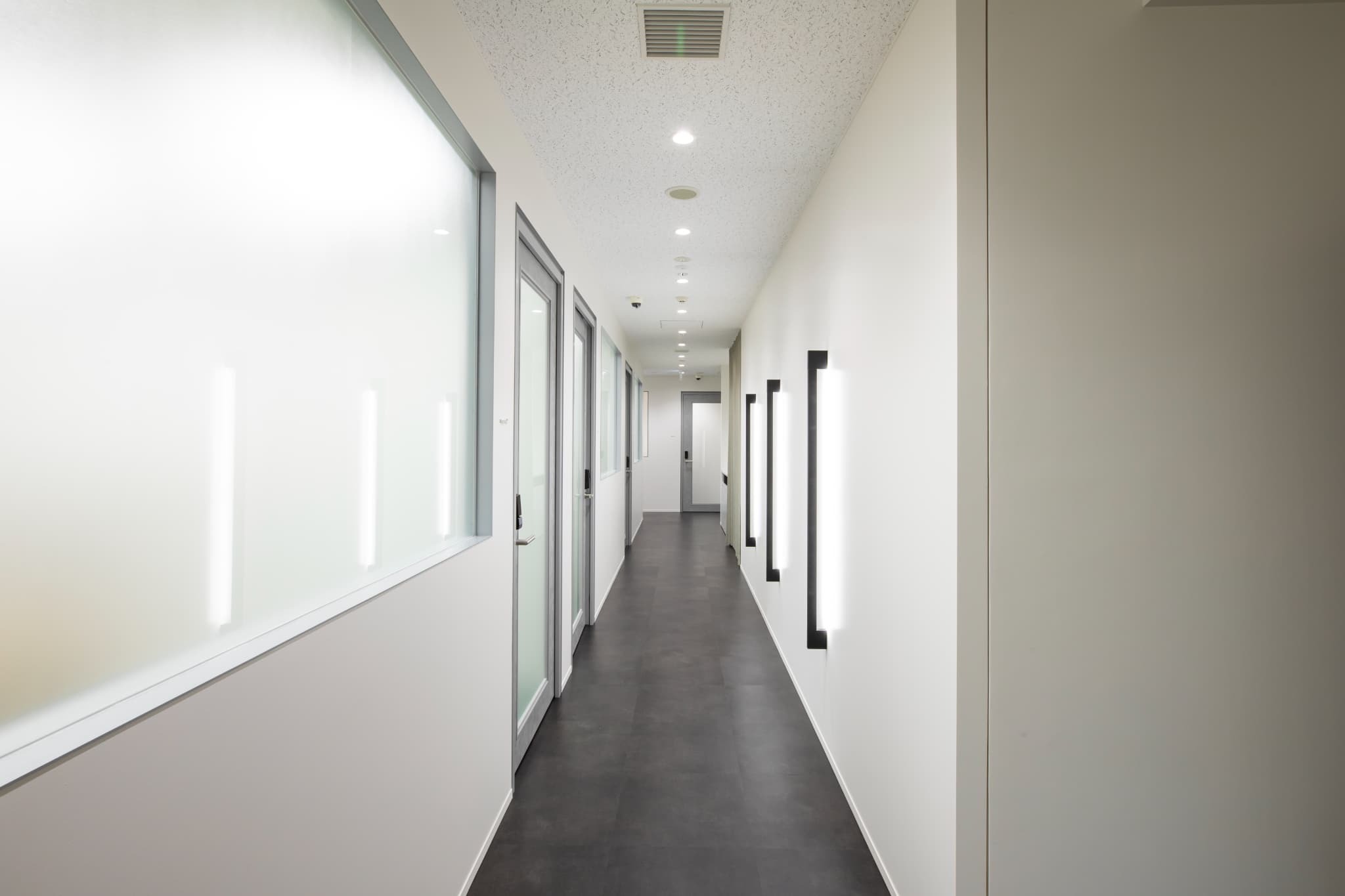 共有部_廊下。個室オフィスは施錠可能となっています。
