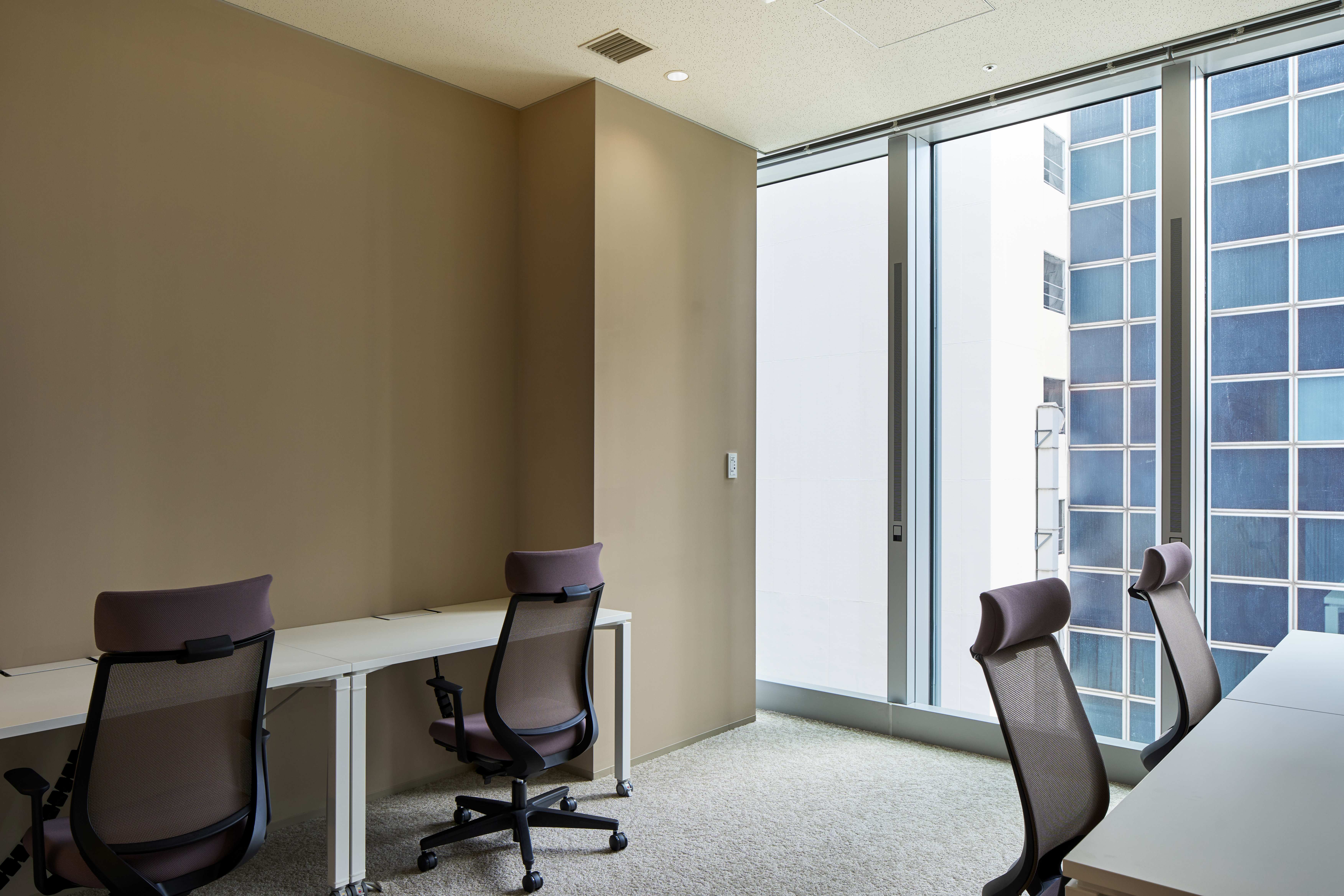 専有部_個室。家具、高速Wi-Fi完備ですぐにビジネスをスタートできます。