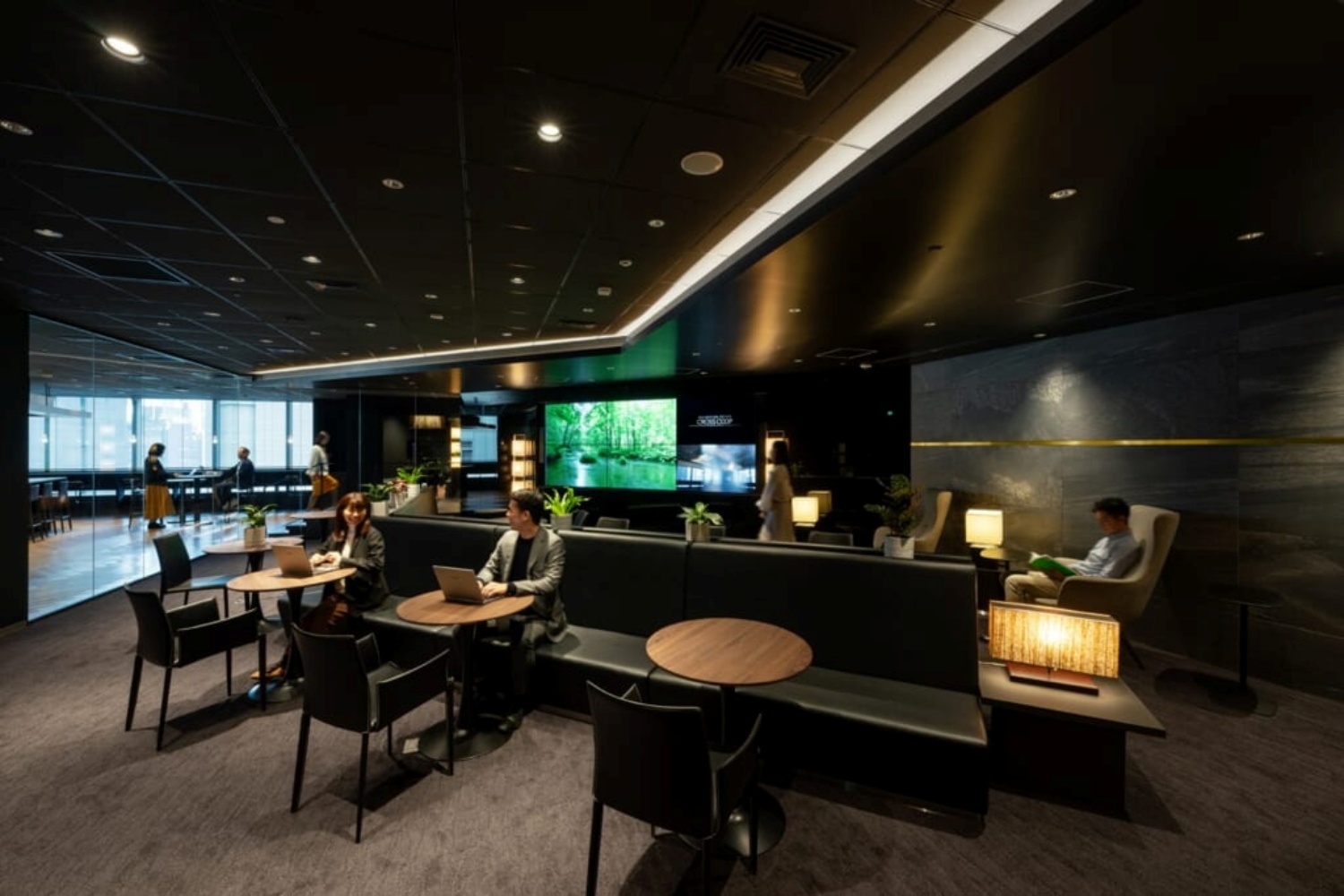 img_Shimbashi_coworkinglounge-usage-scene-001-1024x683