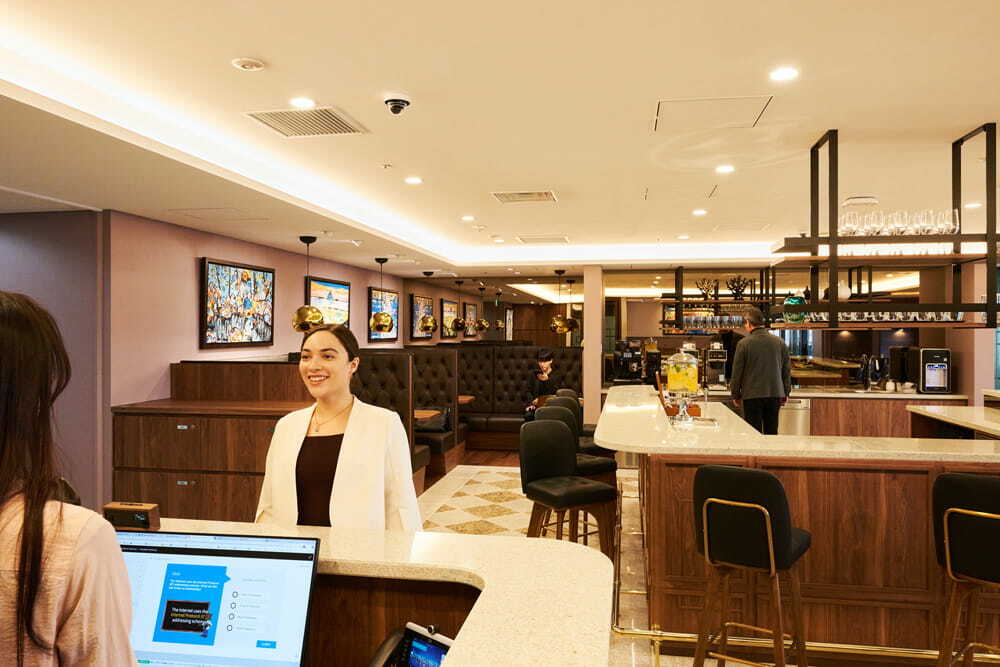 外観_受付。営業時間内はレセプショニストが常駐しています。