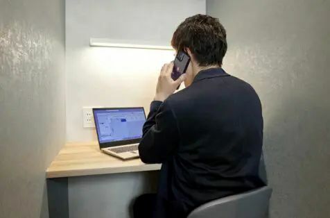 共有部_フォンブース。事前予約制です（有料）。※画像はイメージです。©bizcomfort