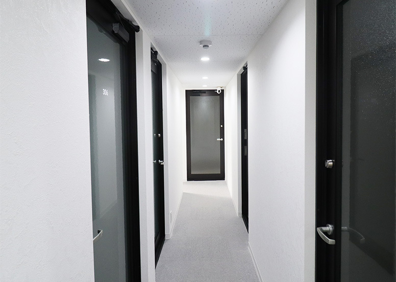 共用部_廊下。オフィスは完全個室です。