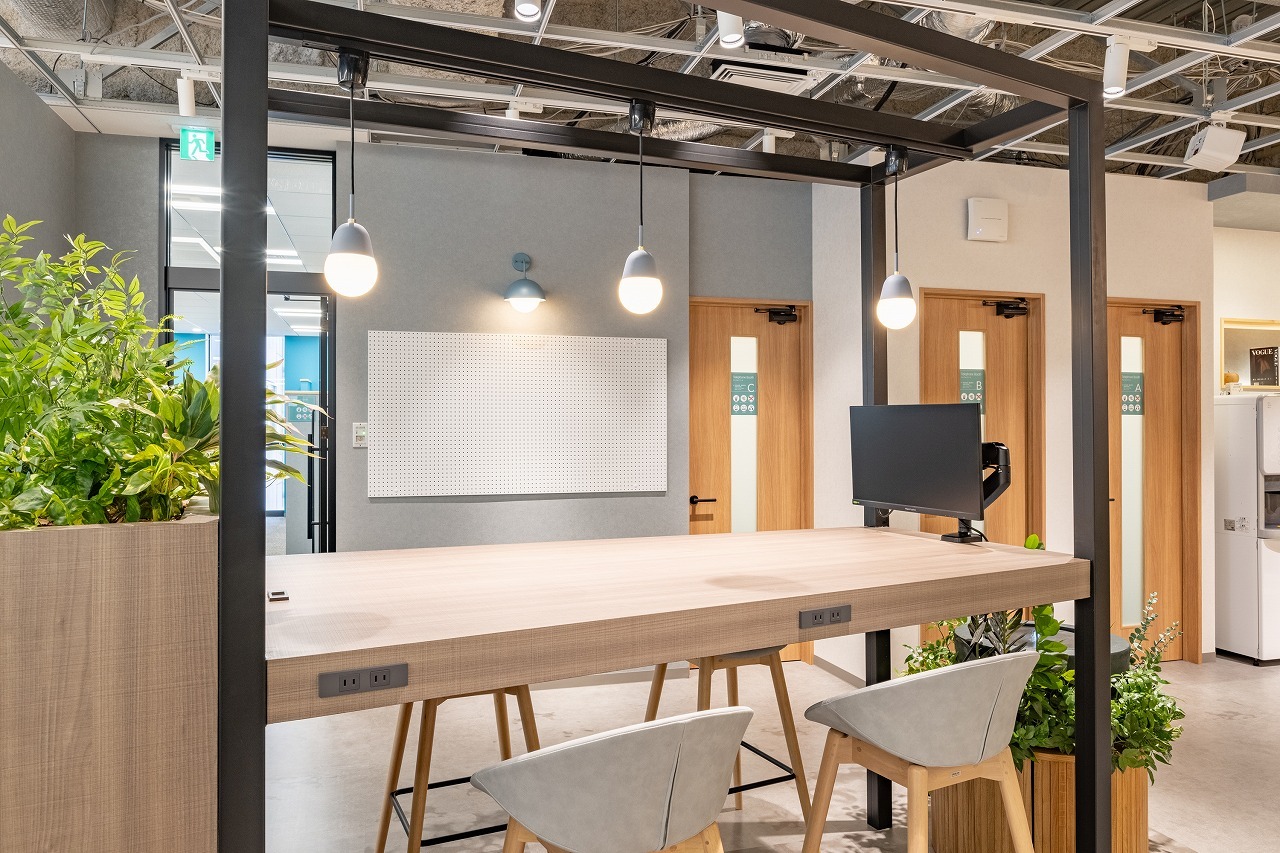 共有部_ラウンジ。グループワークやソロワークなど使い方はさまざま。©bizcomfort