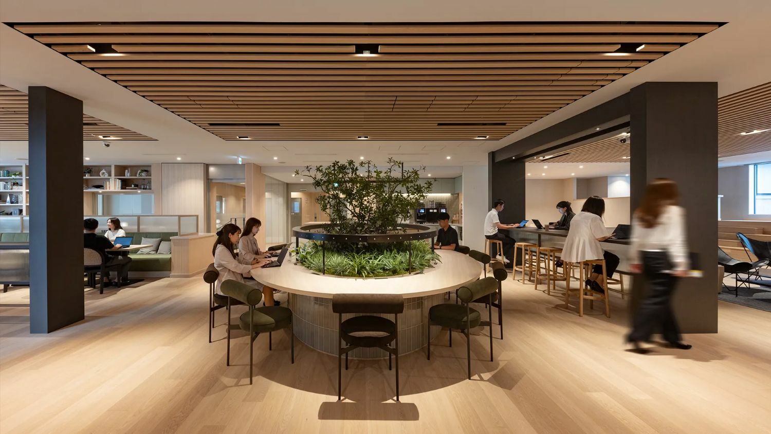 共有部_ラウンジ。グループワークや個人での作業、休憩にも対応したフレキシブルなスペースです。※画像はイメージです。ⒸH1O