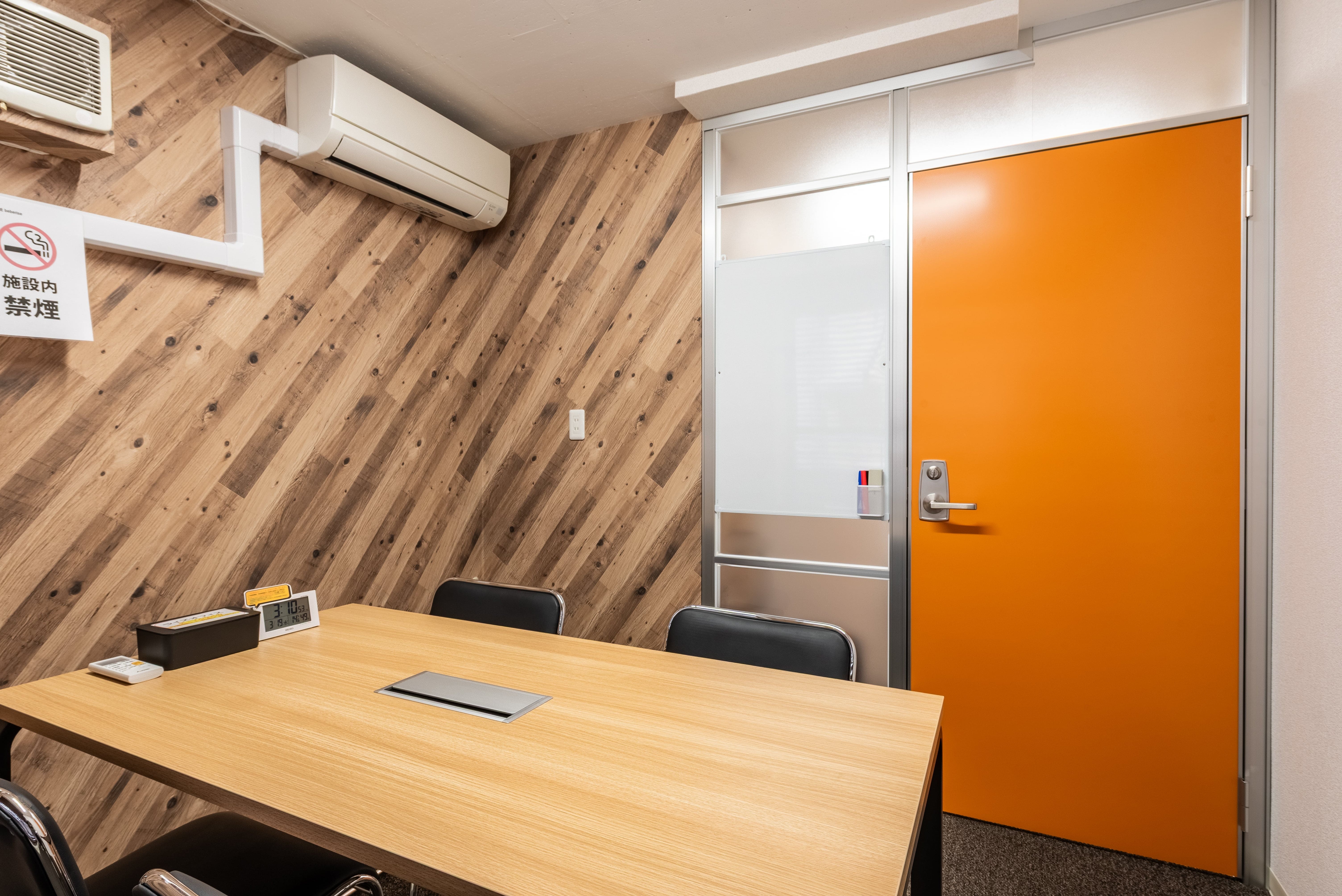 会議室。事前に専用サイトで予約することで利用できます（有料）。