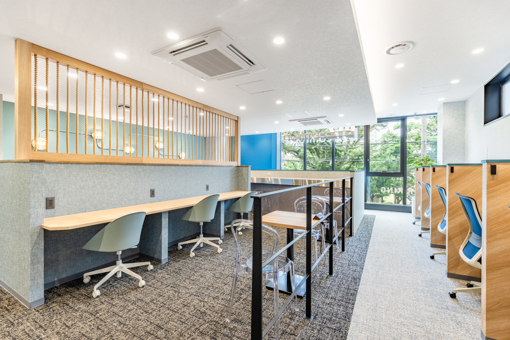 共有部_カフェブース。食事・通話・WEB会議OKの作業スペースです。©bizcomfort