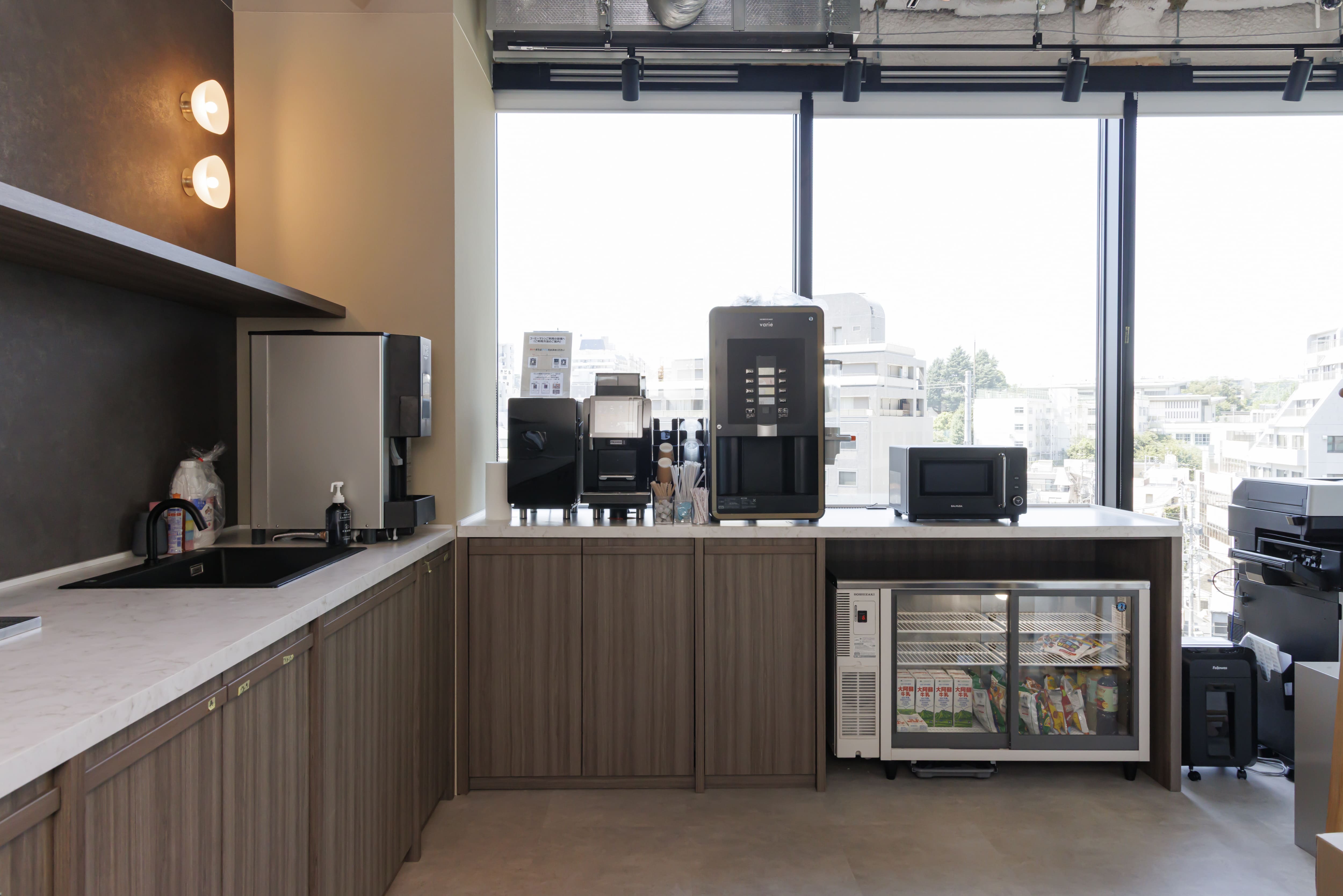 カフェ：コヒーマシン、給茶機、炭酸サーバー、スナックなど充実した無料サービス