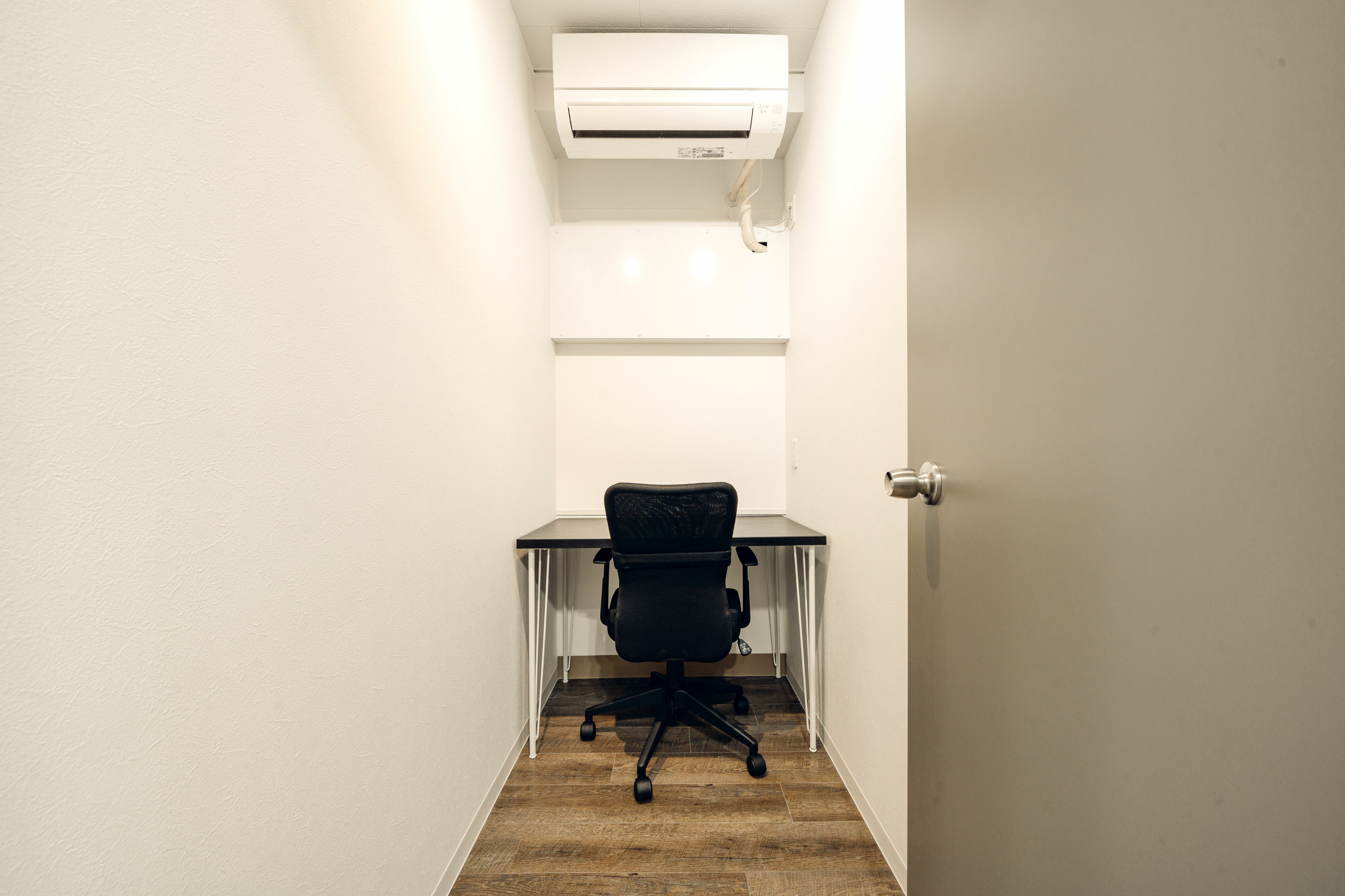 個室　家具、高速Wi-Fi完備ですぐにビジネスをスタートできます。