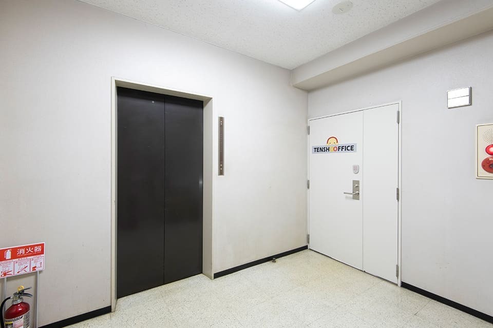 外観_オフィス入口。セキュリティドア完備で安心です。