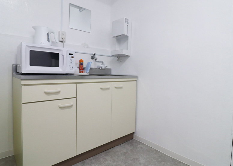 共有部_給湯室。電子レンジが利用できます。