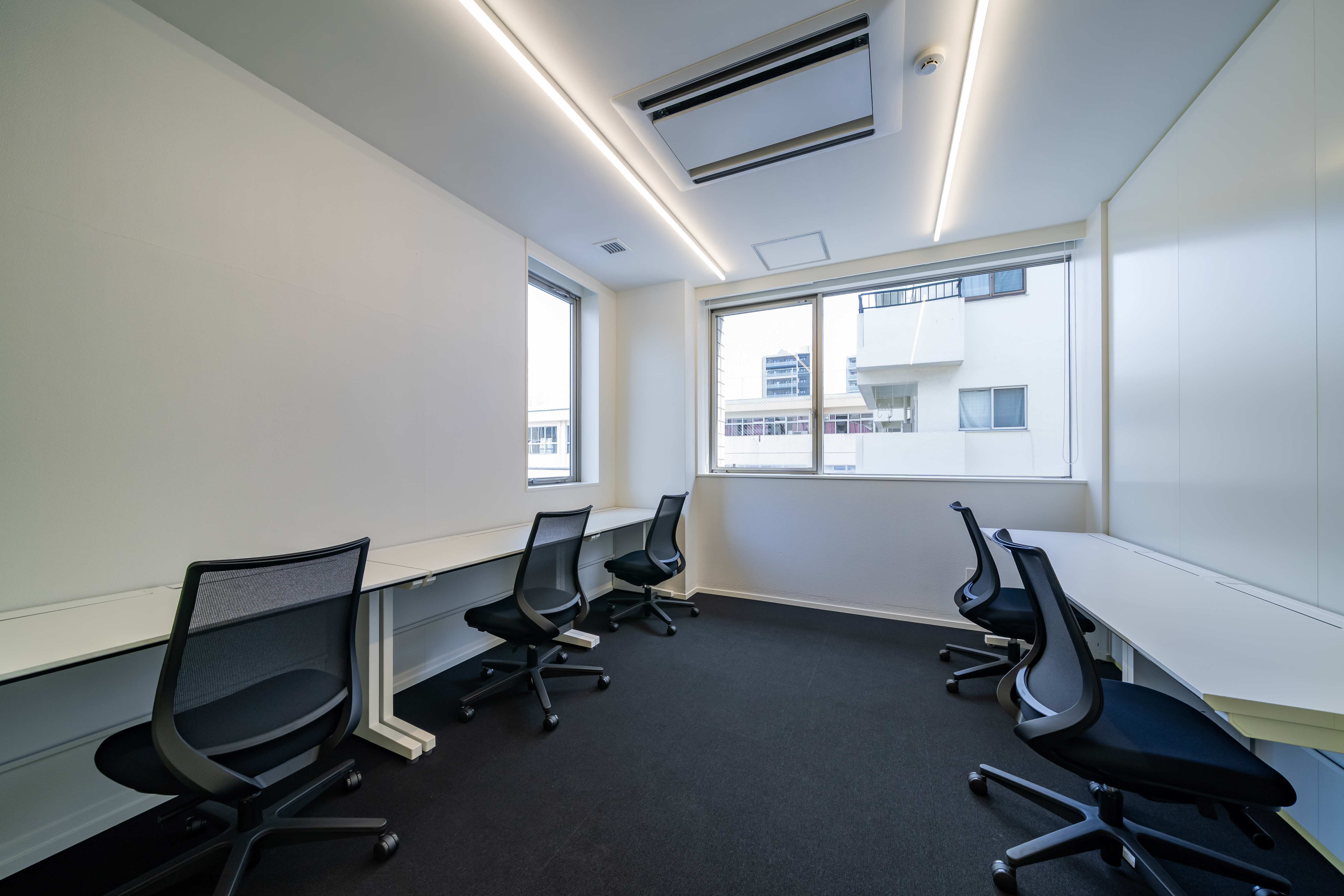 専有部_個室。家具、インターネット環境完備です。