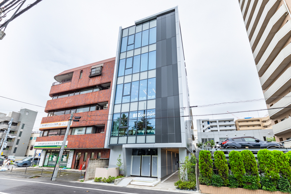 外観_ガラス張りの視認性の高い建物です。