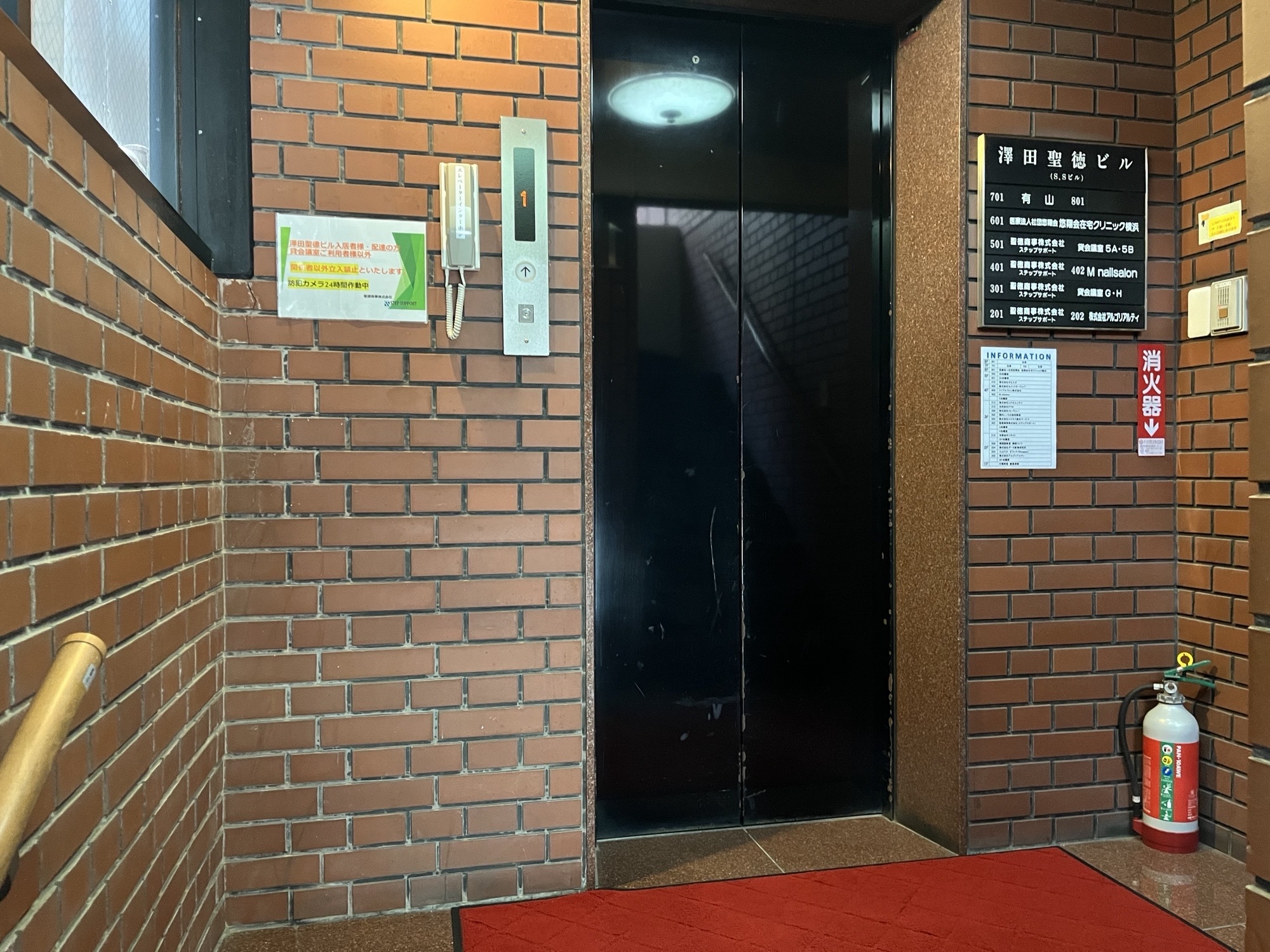 エレベーター前