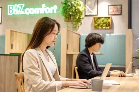共有部_カフェブース。食事・通話・WEB会議OKの作業スペースです。※画像はイメージです。©bizcomfort