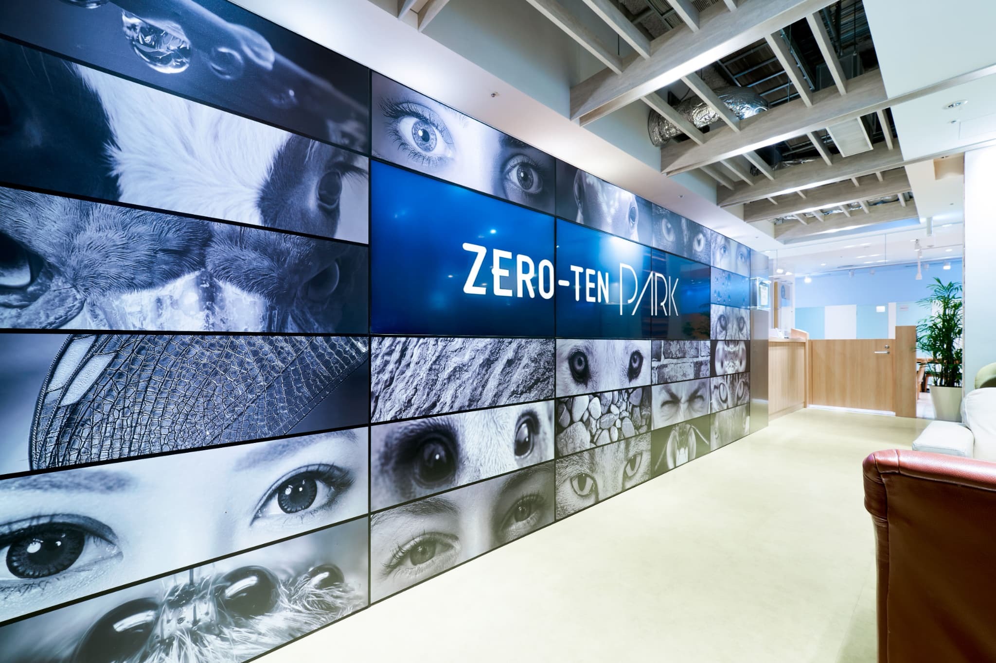 5Fエントランス｜エスカレーターで5Fまで登ると、目の前がエントランスです。