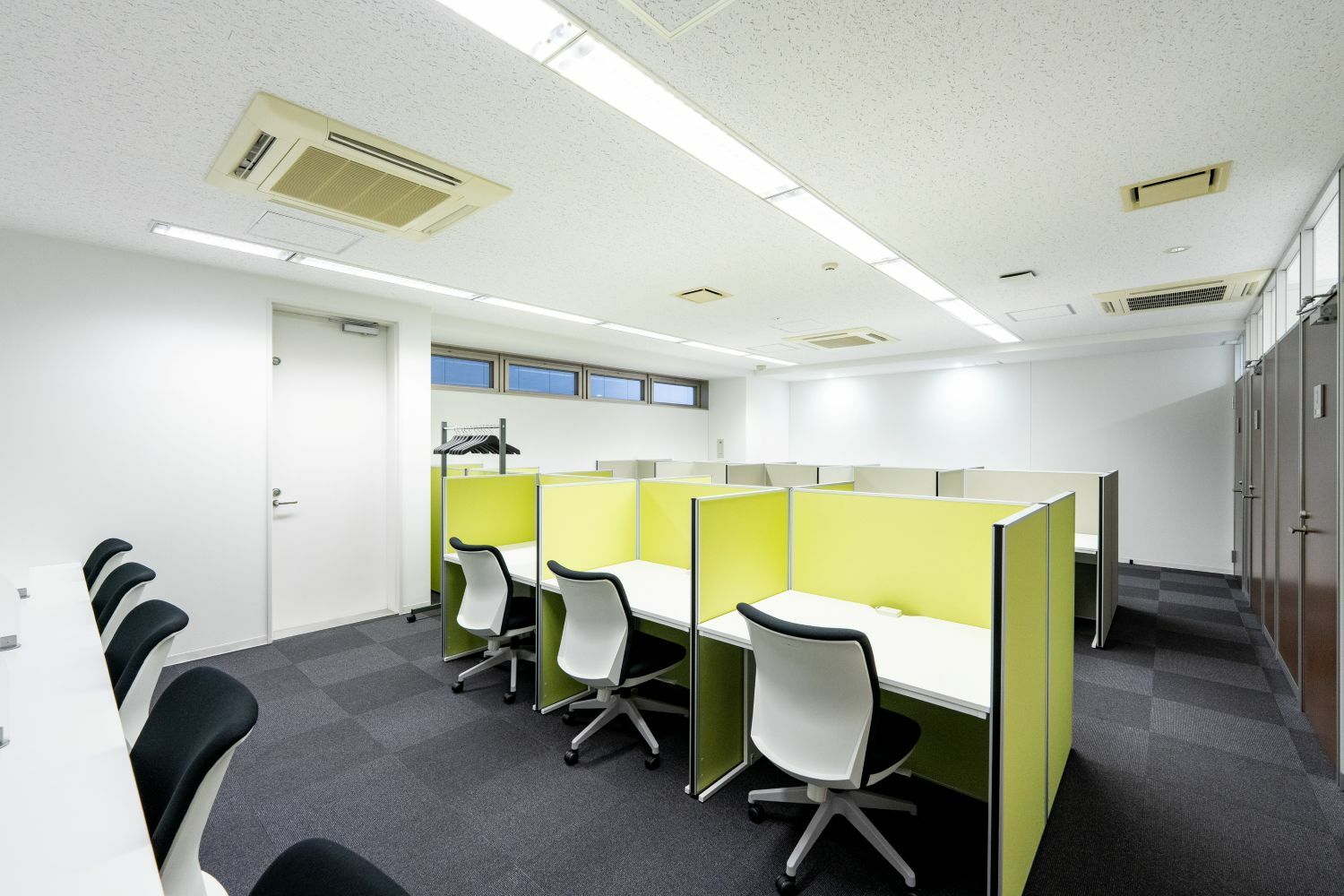 共有部_フリーデスク。自由な席で作業可能です。