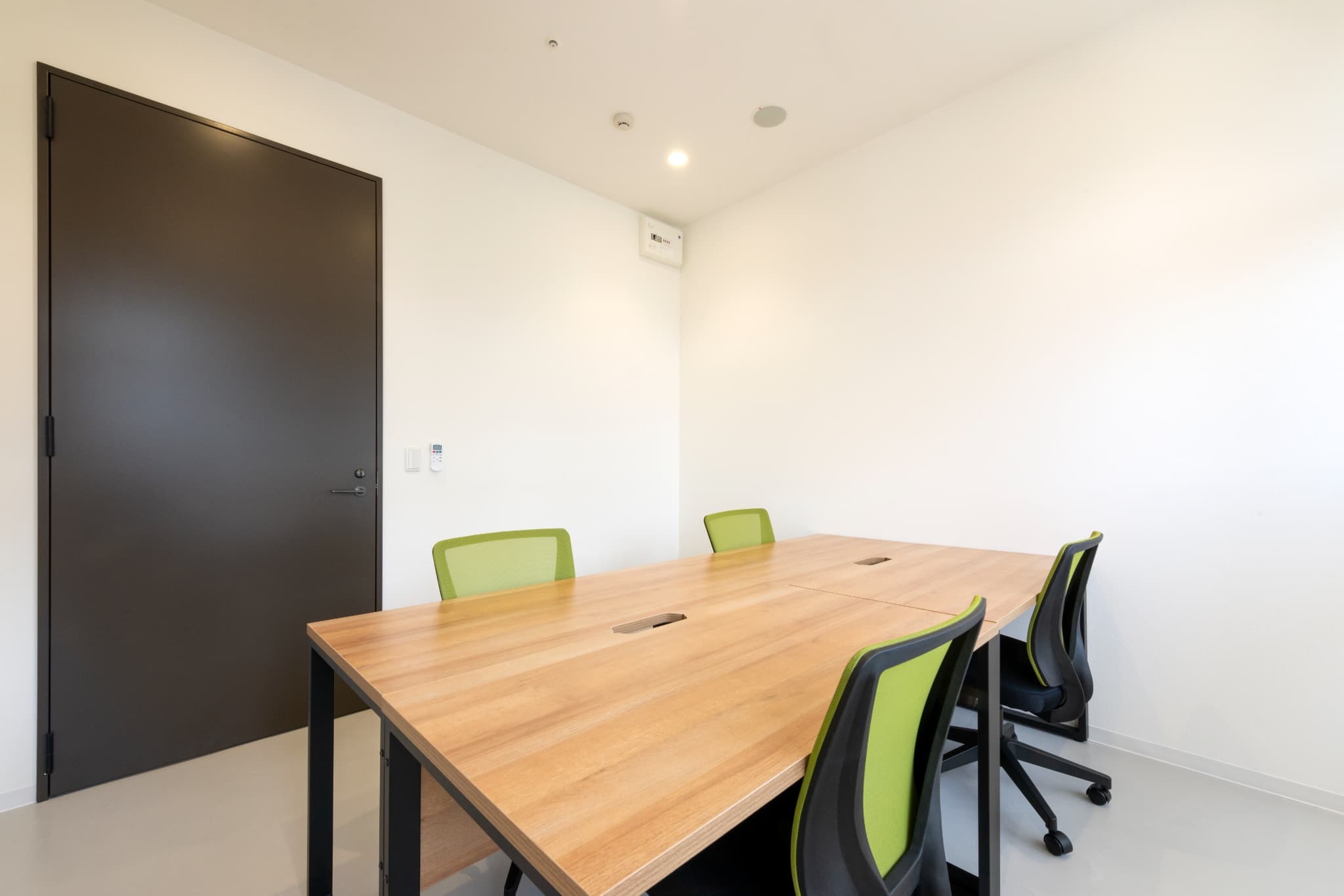 家具付き・完全個室オフィス｜24h利用可能。1〜15名以上にも対応する、大小様々なサイズをご用意しております。