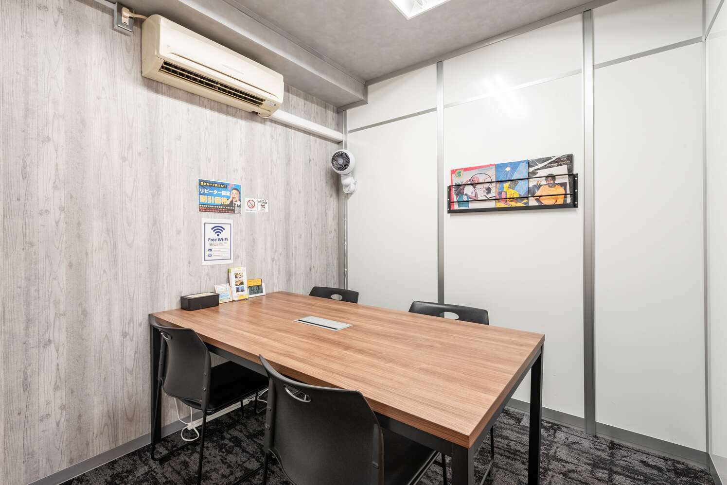共用部_会議室。事前に専用サイトで利用予約をしてお使いいただきます。