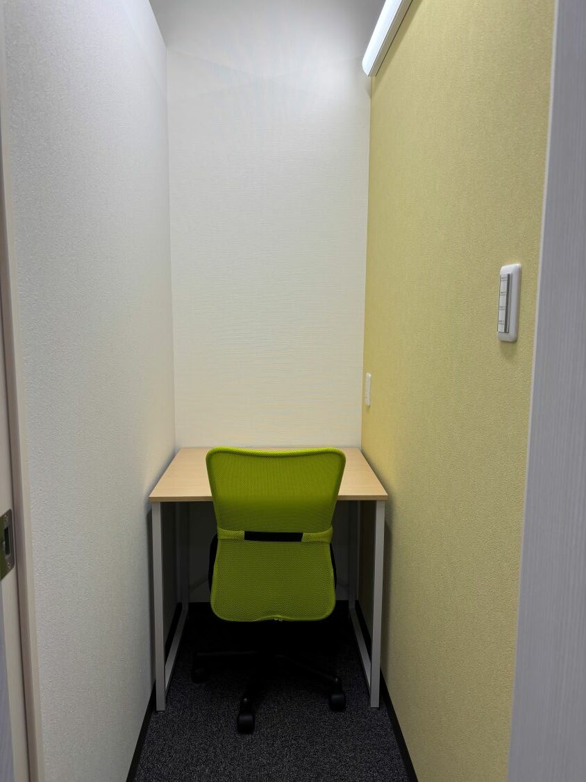 専有部_個室。家具、インターネット環境完備です。