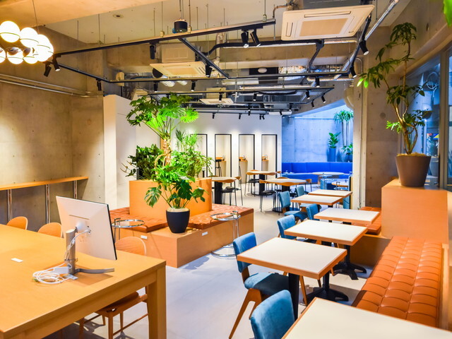 RESIDENTIAL LOUNGE_テーブル席、ソファ席、フォンブースなどが無料で利用できます。（SOHOまたはRESIDENCE利用者のみ）