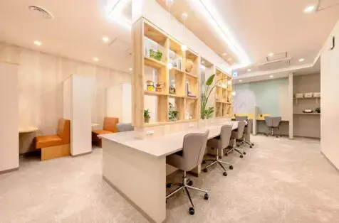 共有部_カフェブース。食事・通話・WEB会議OKの作業スペースです。※画像はイメージです。©bizcomfort