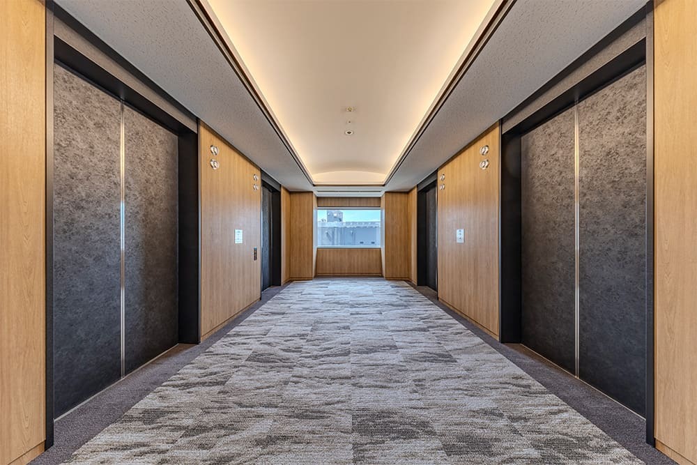 外観_エレベーターホール。4基のエレベーターで、快適かつスムーズにご移動いただけます。