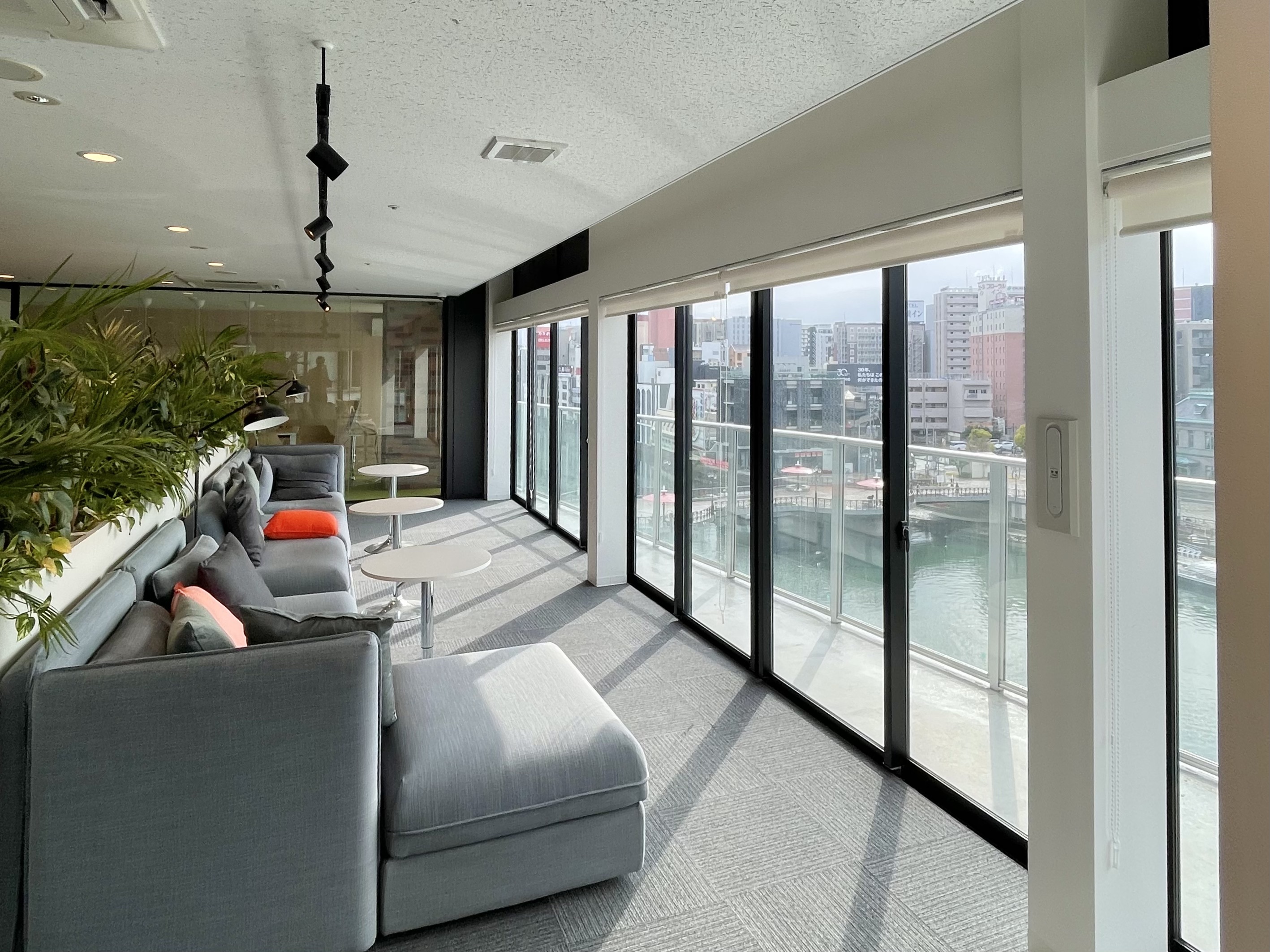 5F｜84.94坪のワンフロア専有・家具付きセットアップオフィス。中洲川端駅徒歩1分、天神駅からも徒歩圏内。