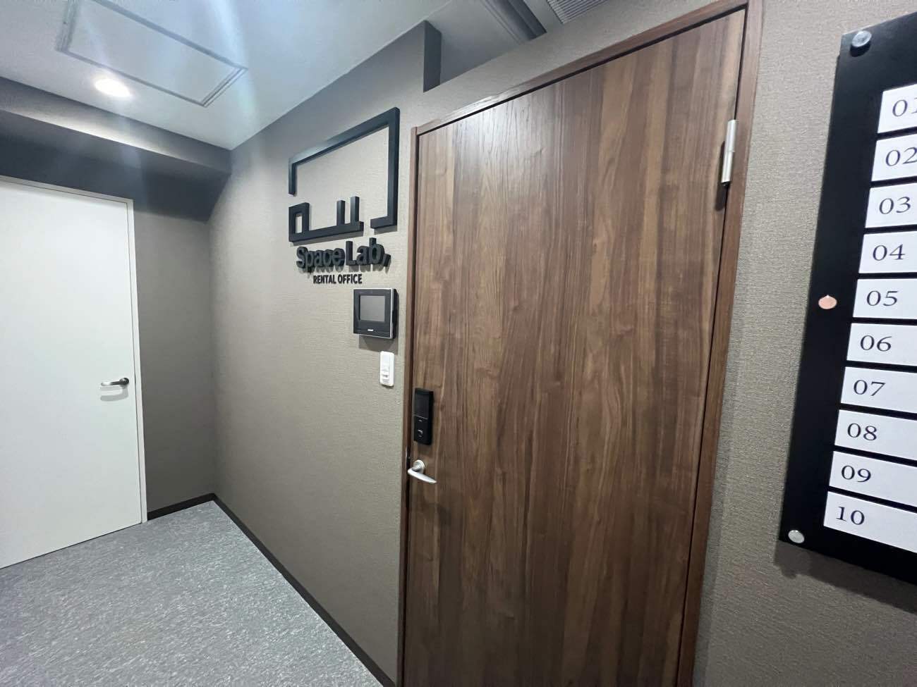 外観_入口。大通駅から徒歩9分に位置しています。