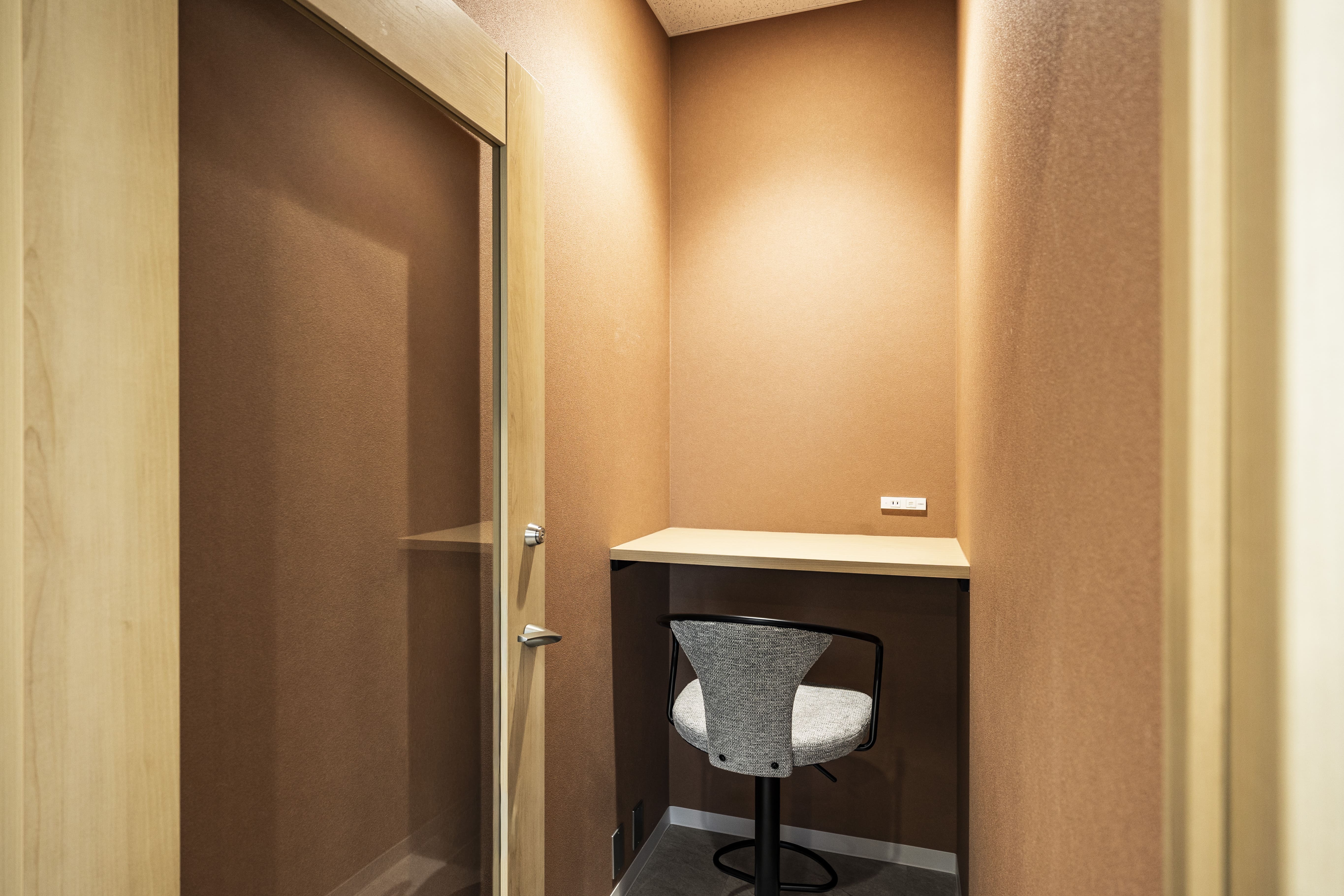 フォンブース｜無料・予約制で利用可能。完全個室の防音仕様で、設置数も10室以上と十分。WEB会議や電話の際に最適です。