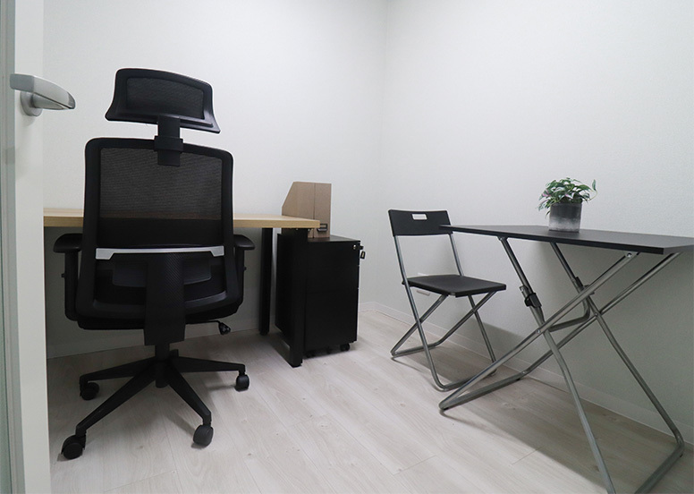 専有部_個室。家具、インターネット環境完備です。