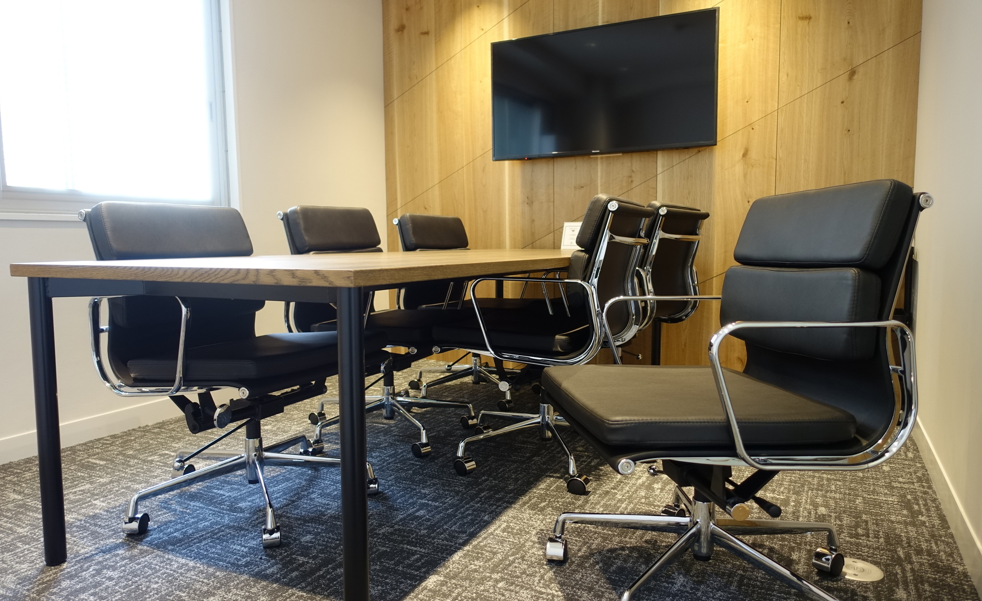 【会議室】2,6,8名用会議室が併設