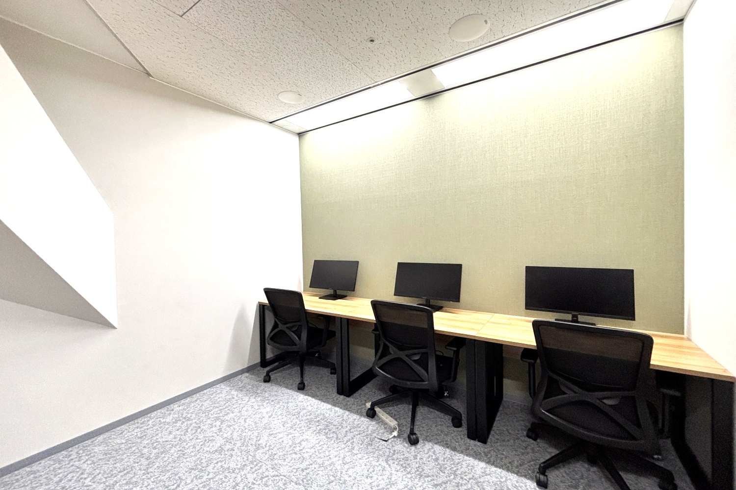 専有部_個室。モニターはサービスで貸与可能です。
