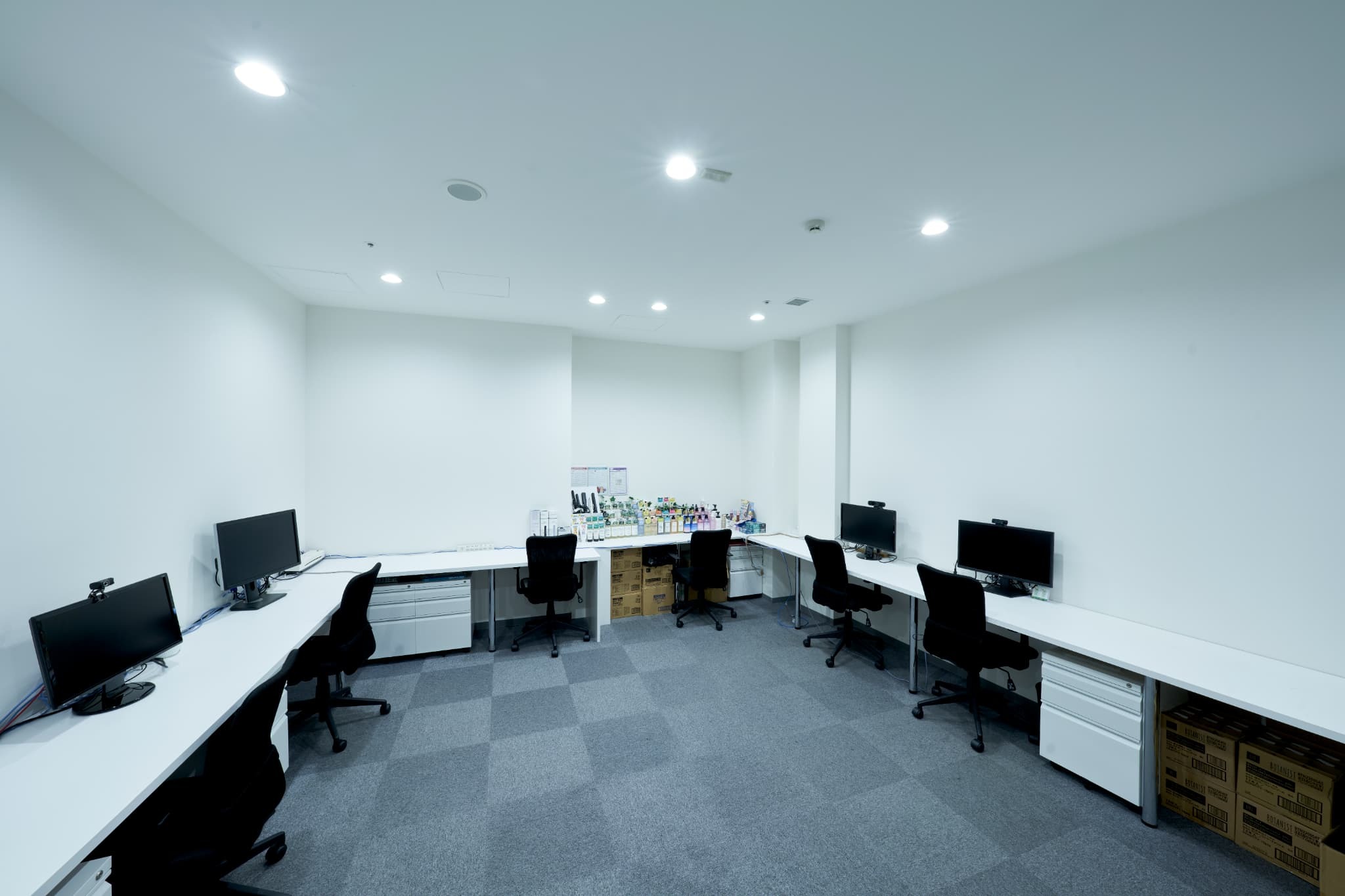 プライベートオフィス｜内装済・完全個室・24h利用。家具付きの区画もございます。5〜30名以上にも対応する、大小さまざまなサイズをご用意しております。