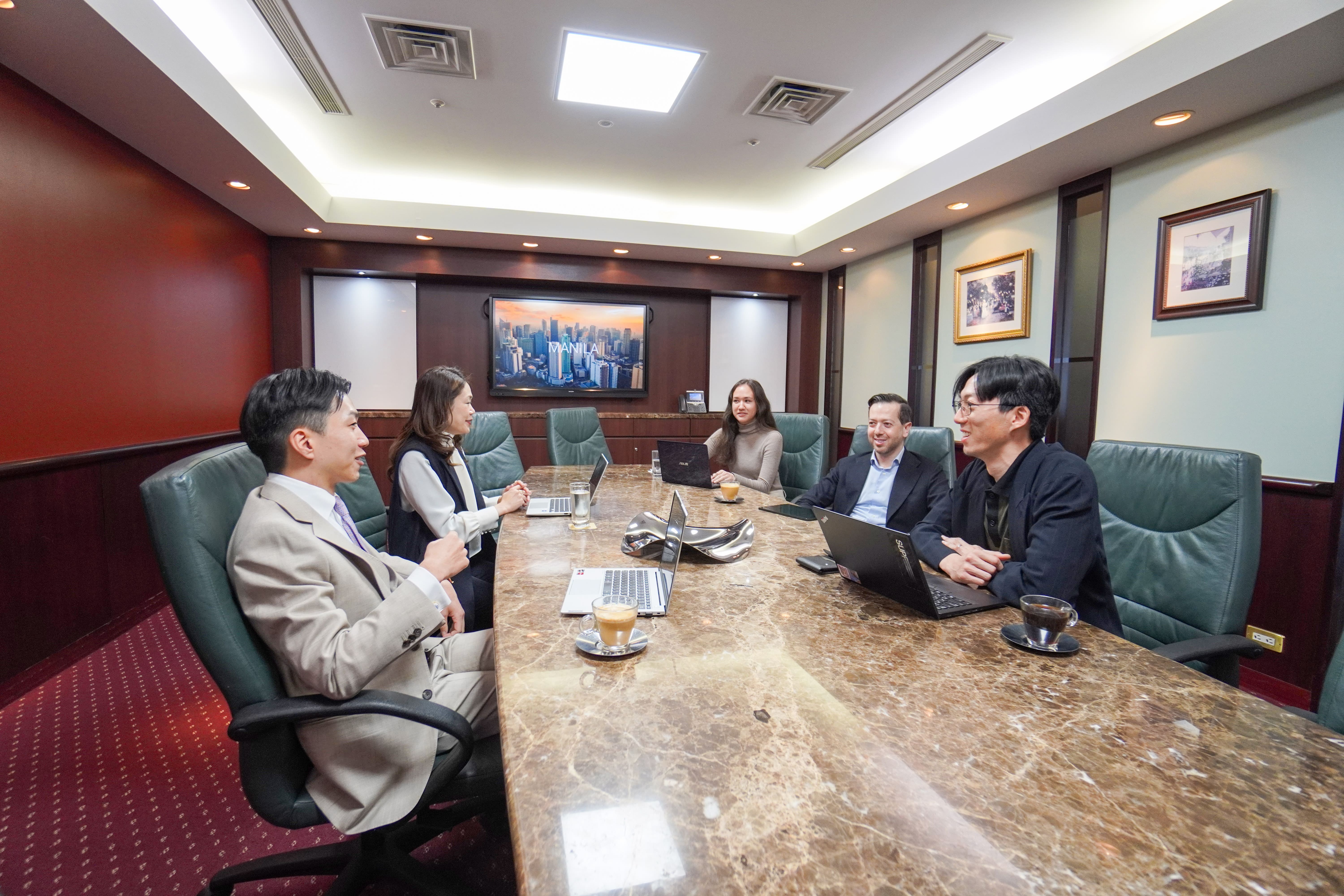 会議室_ビジネスに欠かせない会議室には、ビデオ会議システムやフリードリンクなど充実した設備をご用意しています