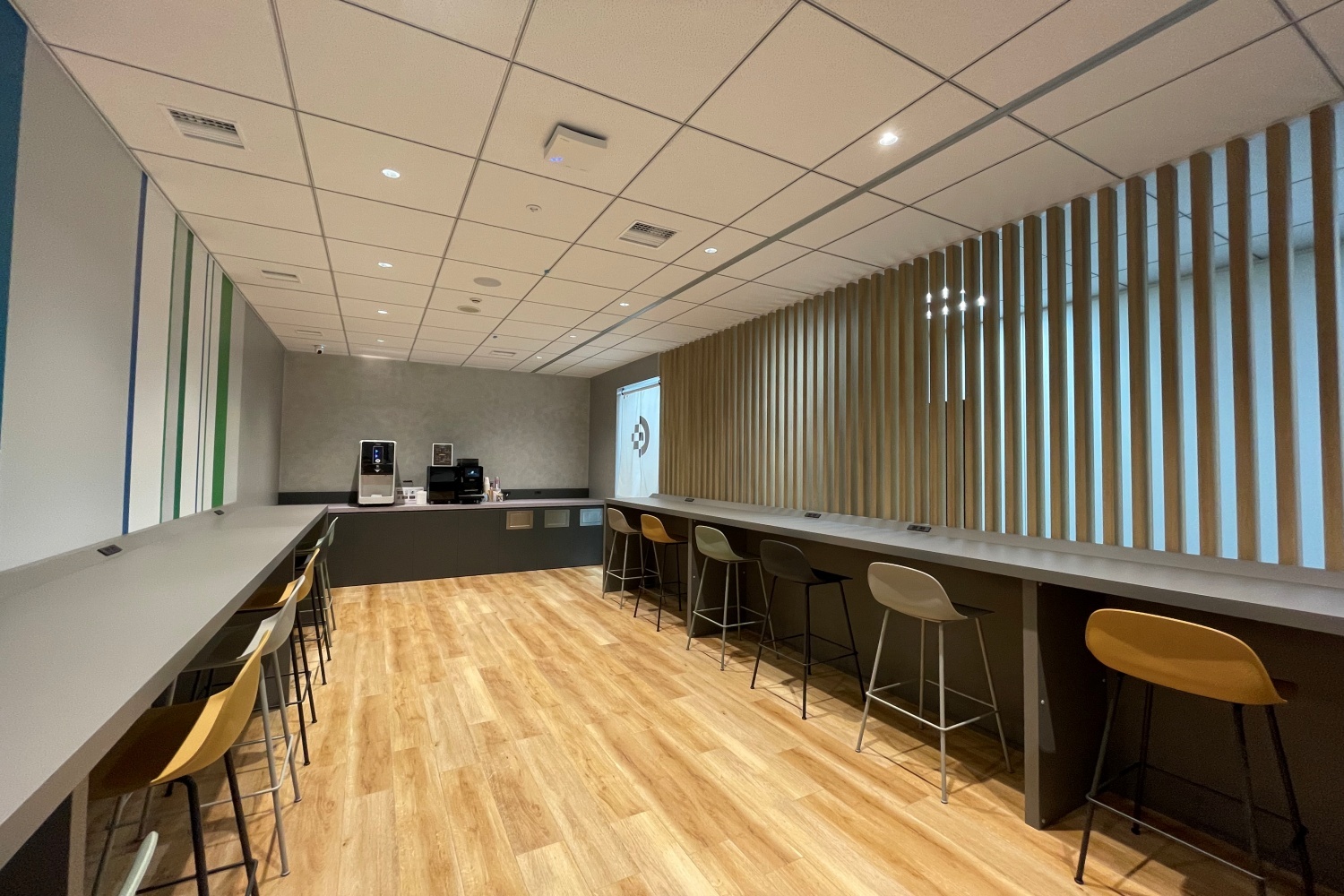 img_Shibns_eatspace03