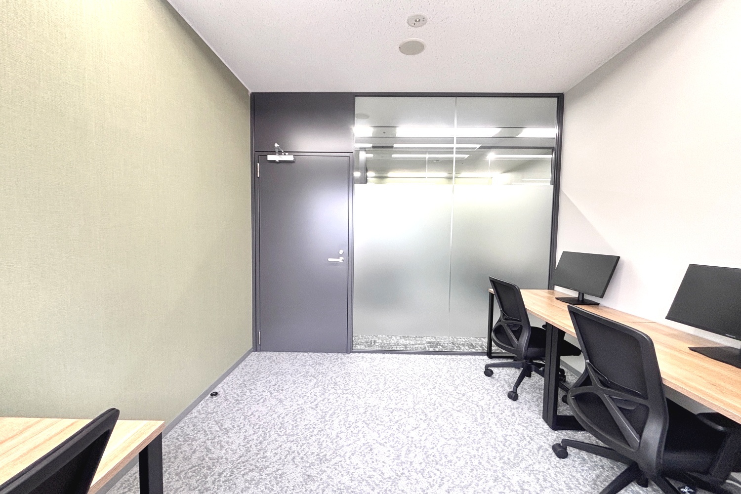 専有部_個室。自然光が入る窓有りのお部屋です。