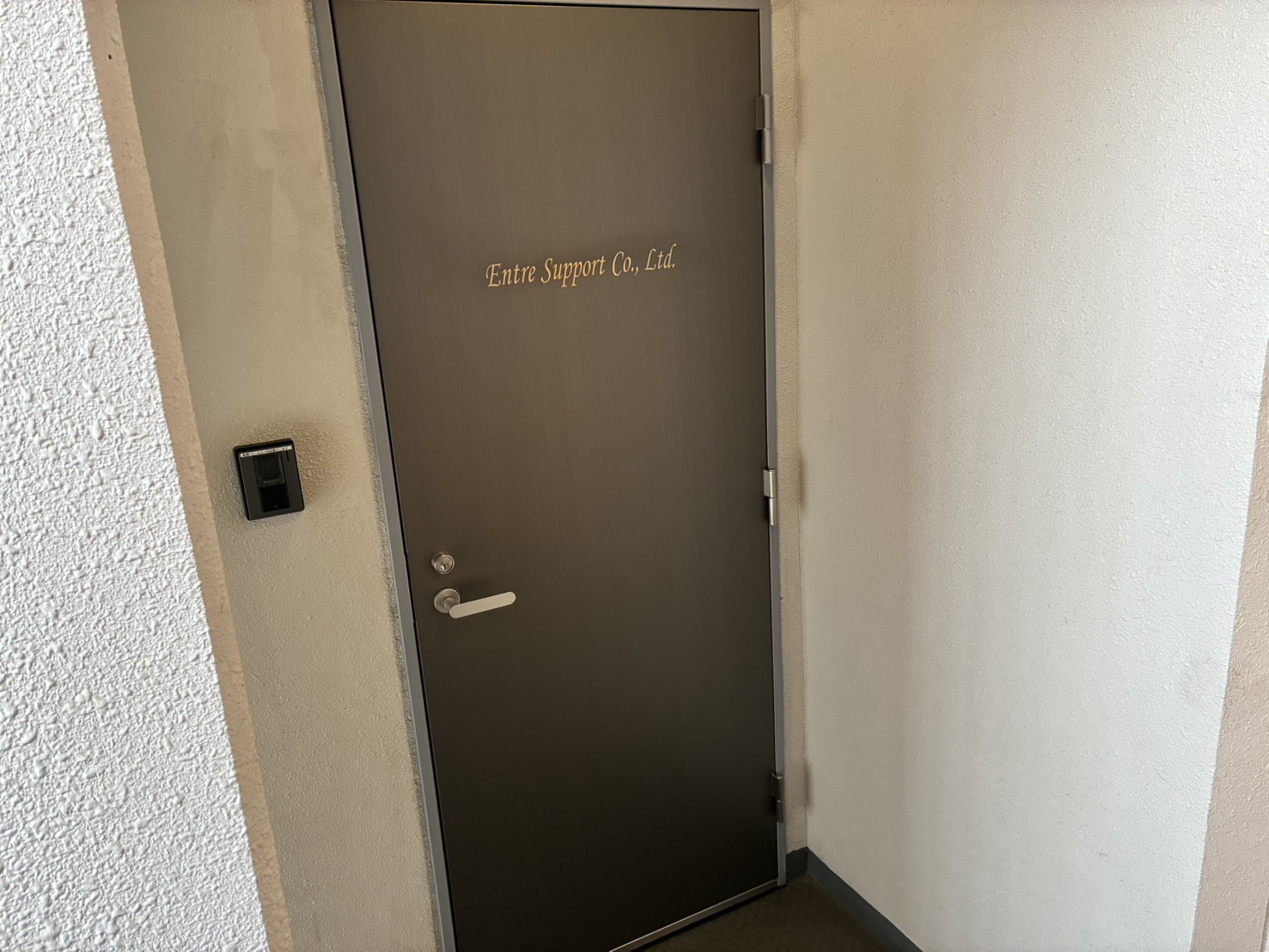 外観_入口。御茶ノ水駅から徒歩10分に位置しています。