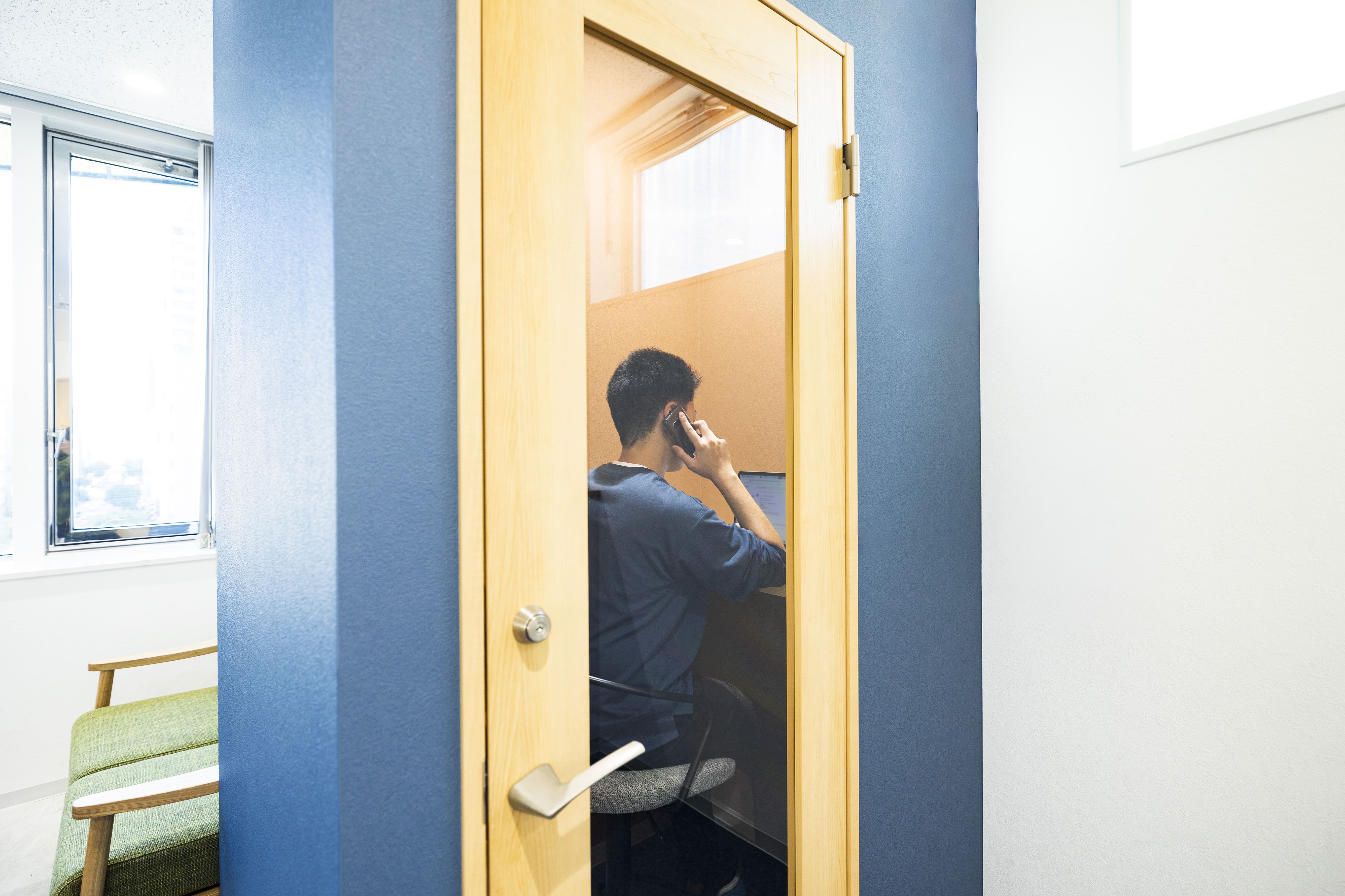 フォンブース｜無料・予約制で利用可能。完全個室の防音仕様で、設置数も10室以上と十分。WEB会議や電話の際に最適です。