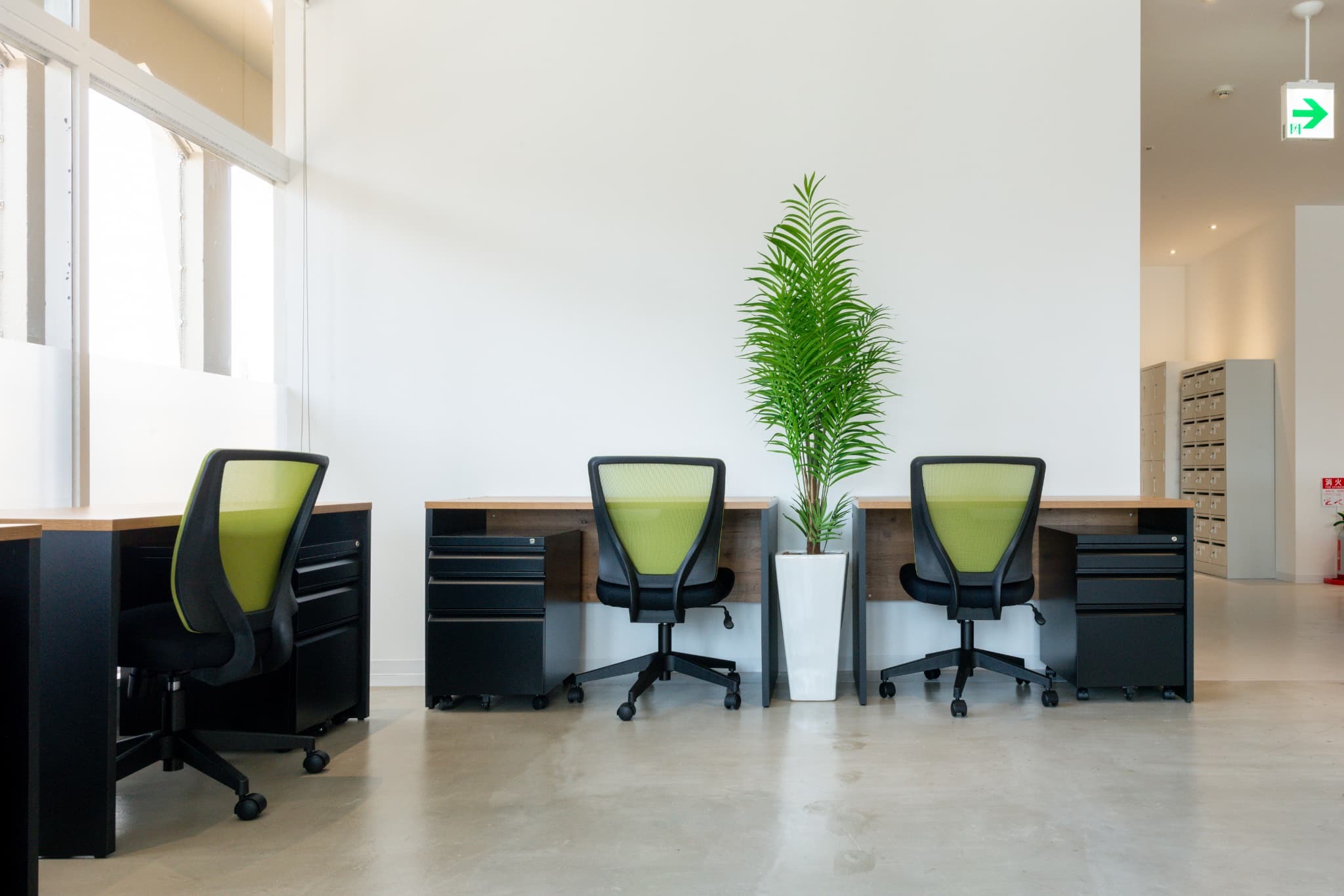 固定デスク｜鍵付きキャビネットが備え付けのご契約者様専用デスク。荷物置きっぱなしで帰れて◎