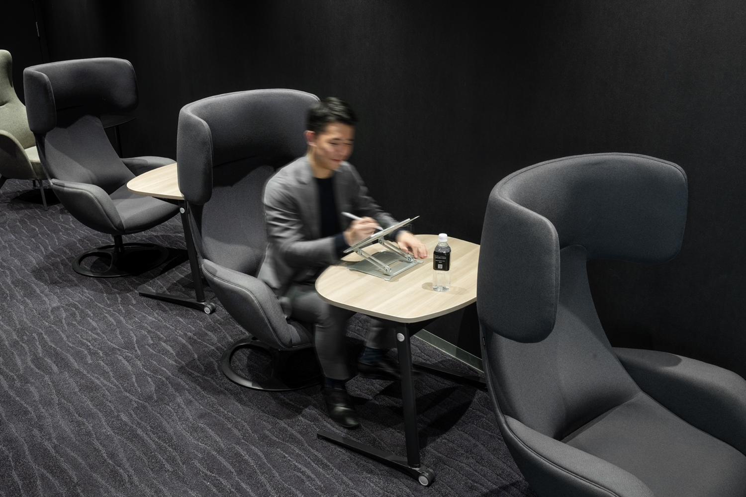 img_Shimbashi_coworkingarea-usage-scene-001